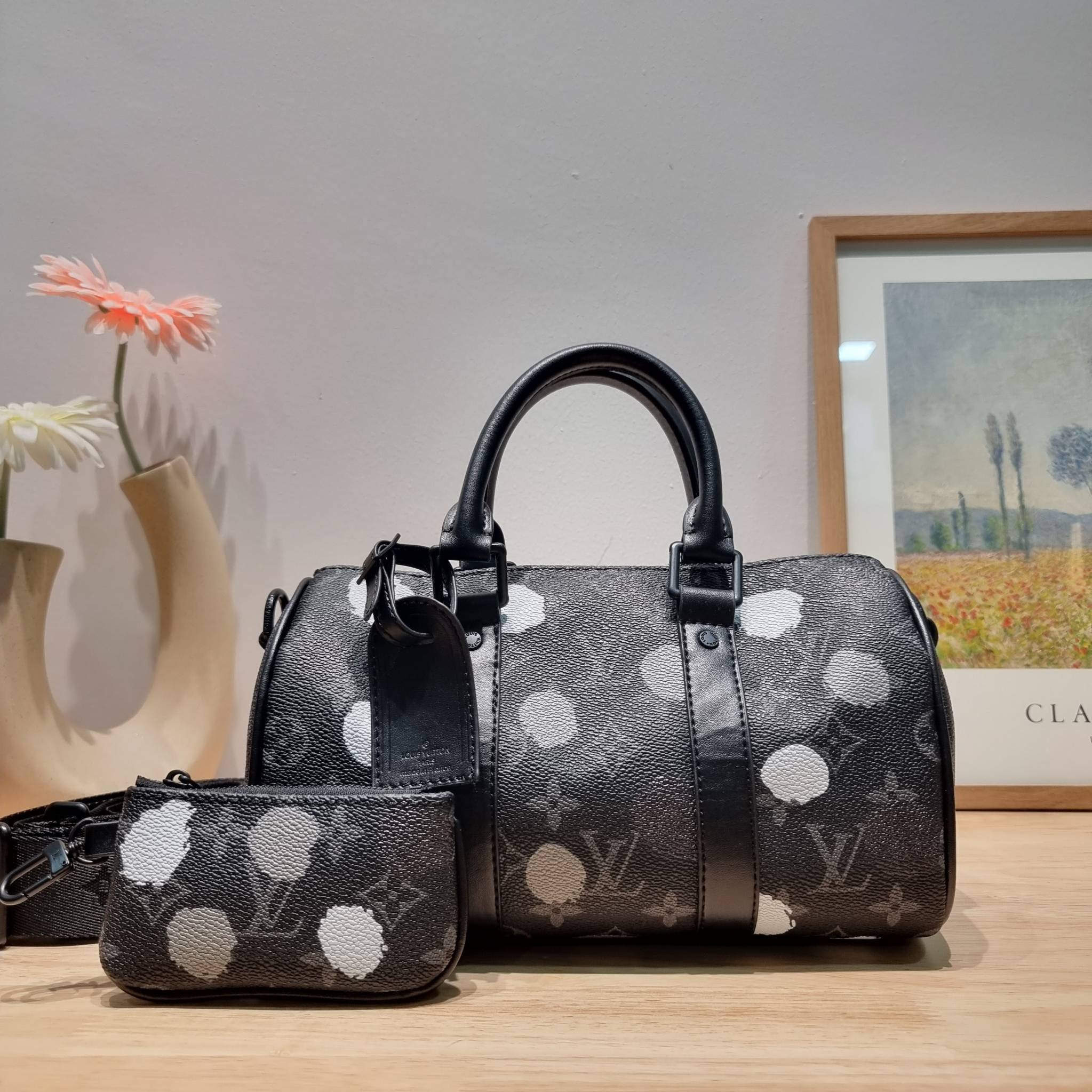 LV x YK KEEPALL BANDOULIERE 25 BAG ย่อส่วนความเท่ให้สะดวกกับชีวิตประจำวัน กับกระเป๋าสะพาย ทรงกระเป๋าเดินทางสุดคลาสสิค ด้วยดีเทลความเป็นเอกลักษณ์ เรียบแต่หรู