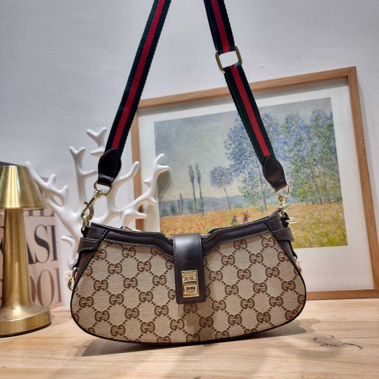 Gucci moon side mini shoulder bag สวยย้อนยุค y2k กำลังมาแรง กับอีกหนึ่งไอเท็มสุดจึ้ง ด้วยขนาดที่กำลังพอดี ดีไซน์คลาสสิคลัคชู ดูผู้ดี สวยแบบน้อยแต่มาก