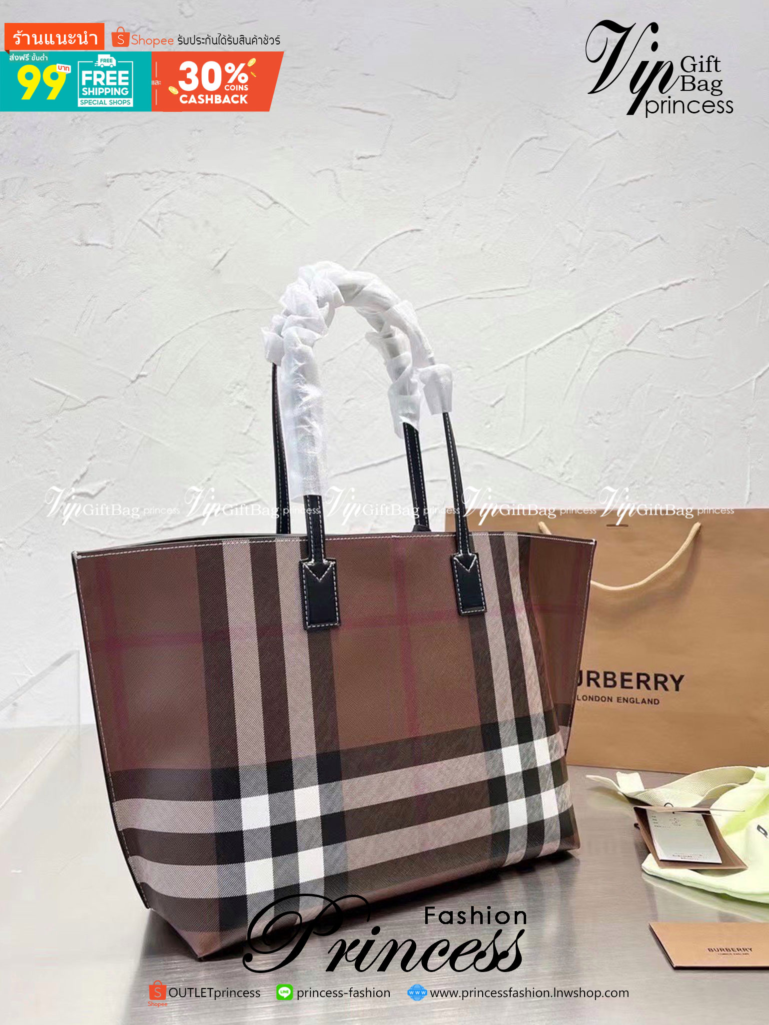 Burberry Check Leather Medium Tote / Burberry Tote Bag กระเป๋าช้อปปิ้งทรงโท้ท ใบใหญ่ หน้าติดอะไหล่แบรนด์สีทอง ช่องกว้างใช้งานง่าย ใส่ของได้เยอะเลยค่ะโดดเด่นด้วยลวดลายคลาสสิก วัสดุผ้าแคนวาส ภายในโล่งกว้างมาก ใส่ของได้สบาย หิ้วไปเที่ยวต่างจังหวัด สะพายไปต่า