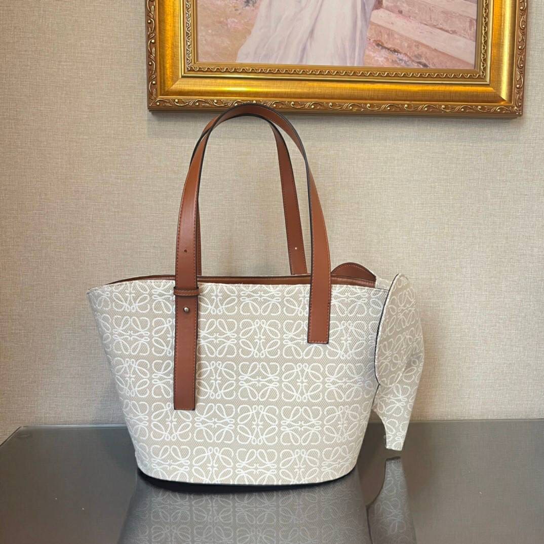 LOEWE Canvas Elephant Bag In Anagram Print คอลเลคชั่นใหม่ล่าสุดเลยค่ะ น้องช้างน่ารักมากมาย งานแบรนด์หรูจากประเทศสเปน โลเอเว่ (LOEWE) กระเป๋ารูปทรงช้างเป็นเหมือนหนึ่งในซิกเนเจอร์ของแบรนด์ ดีไซน์คงเอกลักษณ์วัสดุ Anagram Canvas Jacquard Fabric ผสมผสานกับหนัง