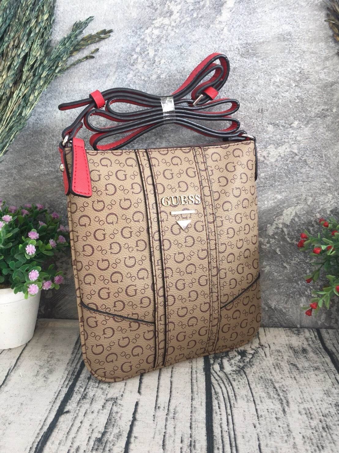 GUESS CROSSBODY กระเป๋าสะพายข้าง ผู้หญิงหรือผู้ชาย สามารถใช้ได้ค่ะ วัสดุหนังแกะสังเคราะห์พิมพ์ลายแบรนด์ ด้านหน้าประดับโลโก้แบรนด์มีเงิน เปิดปิดด้วยซิป น้ำหนักเบา ด้านในบุผ้าพิมพ์ลายเฉพาะของแบรนด์ มีช่องซิปด้านในอีก 1 ช่องค่ะ