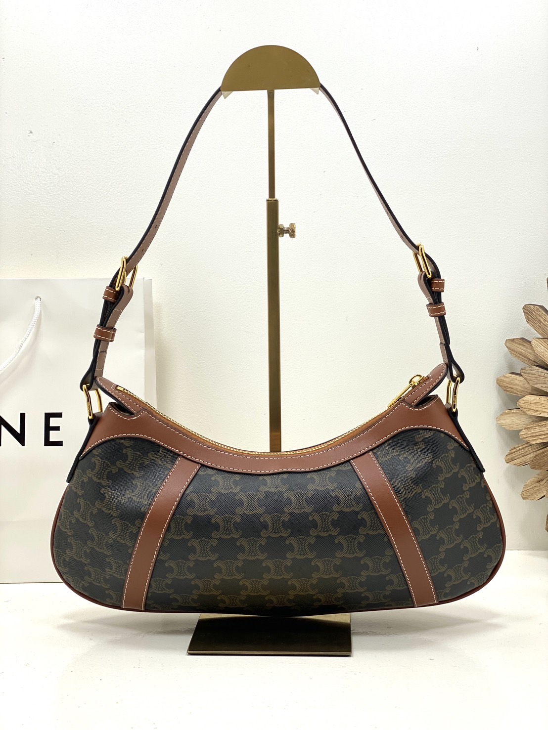 CELINE STRIPED HOBO in TRIOMPHE กระเป๋าสะพายทรงโฮโบ รูปทรงสวยคลาสสิค ใหม่ล่าสุดก่อนใคร ใช้งานได้ง่าย ทุกลุค ทุกสไตล์ งานแคนวาสแท้พิมพ์ลายคมชัด สะพายไหล่แล้วดูหรูหรา