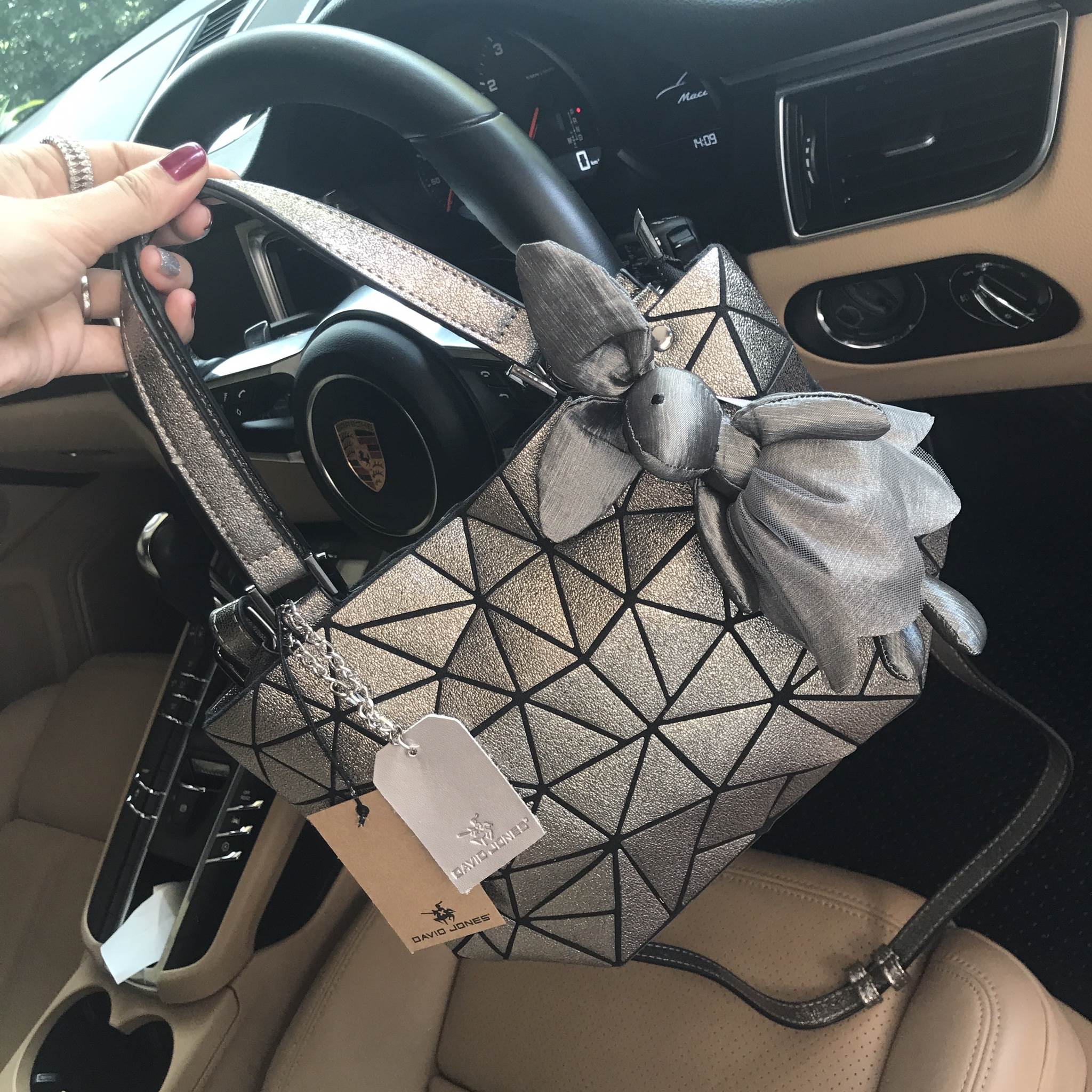 ห้ามพลาดเลยน๊า size Mini !!! น่ารักมากกค๊า ✨✨✨ มาใหม่ สี Limited edition 🌈🌈 ✨สี Silver Glitter ✨ใบจริงสวย เลิศมากๆ ค่า รับประกันเลย กระเป๋าทรงสุดฮิตจากแบรนด์ David Jones ใบนี้ มาพร้อมกับน้องกระต่ายสีเข้า 