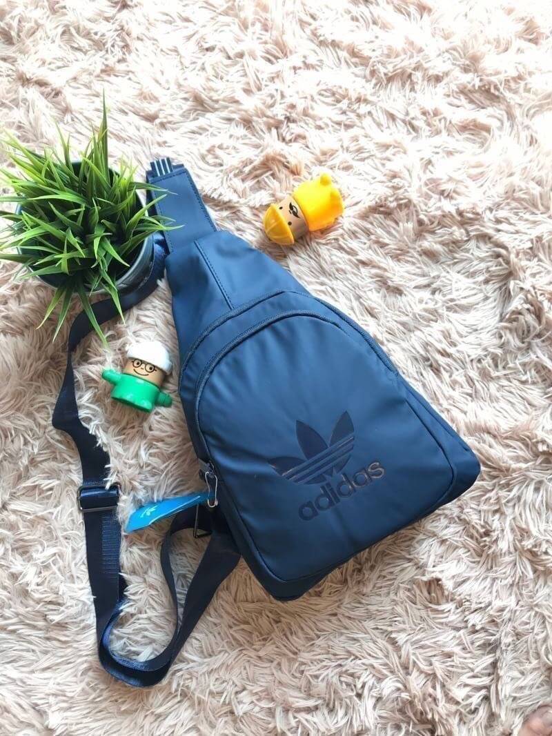 Adidas Expect Originals Bag กระเป๋าสะพายคาดอก ขนาดกลาง วัสดุหนังpu หนังนิ่ม กันน้ำได้ ด้านหน้าสกรีนโลโก้แบรนด์ มีช่องซิปใหญ่ใช้งานได้2ช่อง ภายในมีช่องแยกใส่มินิไอแพค หรือกระเป๋าสตางค์ทรงยาว สายสะพายปรับความยาวได้ฟรีไซส์ ใช้ได้ทั้งผู้หญิงและผู้ชายเท่ๆเลยคร