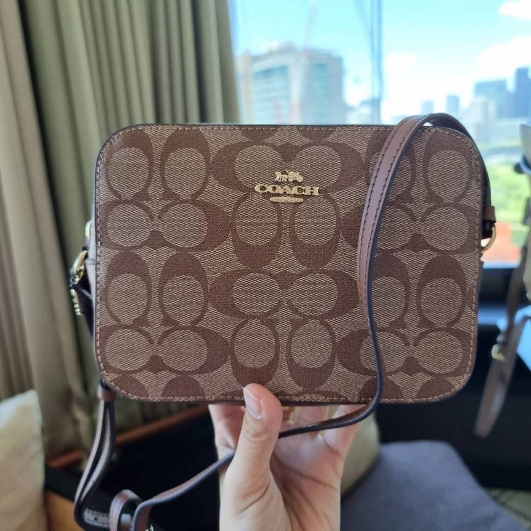 COACH 91677 MINI CAMERA BAG IN SIGNATURE CANVAS ขายดีที่สุด!! กระเป๋าสะพายข้างไซส์มินิ คลาสสิคอยู่ทรง อะไหล่ทองตัดดูหรู วัสดุหนังแคนวาสเคลือบลาย เปิด-ปิดด้วยซิป สายสะพายปรับได้ตามตัว ใบนี้แมทช์ได้ทุกลุค ใช้เป็น everyday bag ได้สบายๆเลยจ้า