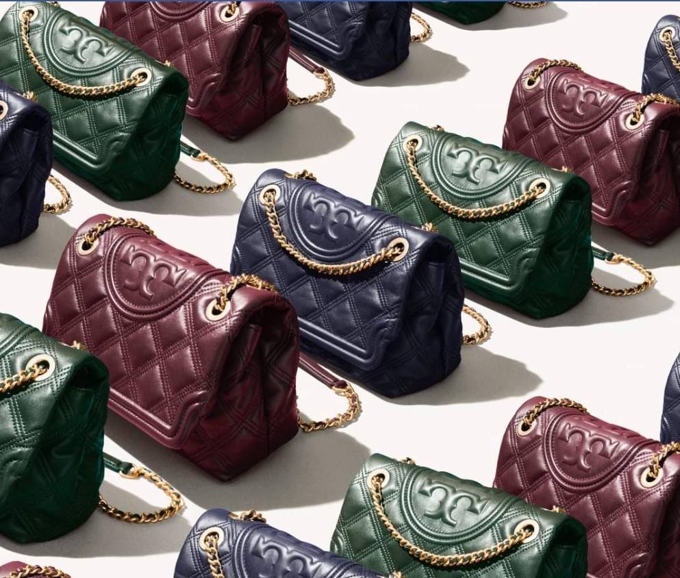 TORY BURCH FLEMING SOFT CONVERTIBLE SHOULDER BAG รุ่นหายากที่สาวๆตามหา มาพร้อมเสิร์ฟความสวยถึงบ้านไปเลยจ้า รอบนี้คัดสีสวยๆมาให้ได้ช้อปกันอย่างจุใจไปเลย กระเป๋าสะพายไหล่ หนังแท้นิ่มเต็มใบ สวยหรูดูแพง เปิด-ปิดด้วยตัวกดล็อคแน่นหนา สายสะพายในตัวปรับใช้ได้ 2 แ