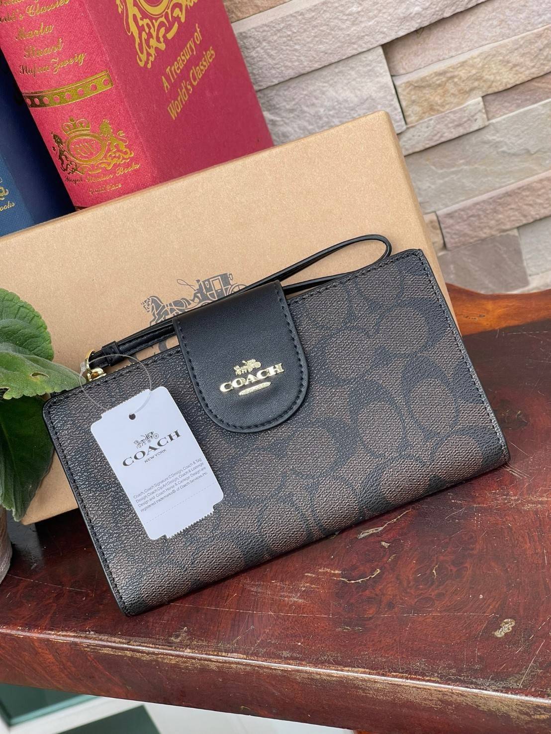 COACH Tech Phone Wallet In Colorblock Signature Canvas (COACH C2874) อีกหนึ่ง collection ของกระเป๋าสตางค์ที่ดีไซน์ทันสมัยให้ใช้งานได้แบบครบครัน เป็นกระเป๋าสตางค์ ที่มีช่องสำหรับใส่โทรศัพท์มือถือ ธนบัตร เหรียญ และบัตรต่าง ๆ ใช้งานแบบ2ด้าน เพิ่มความสะดวกสบา