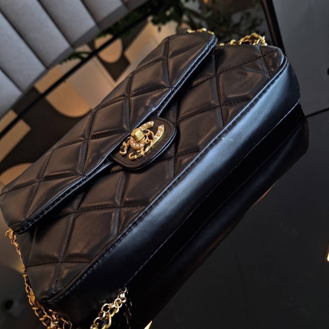 CHANEL flap bag with chain / CHANEL VIP CROSSBODY BAG กระเป๋าทรงสะพายข้าง หนังพียูพรีเมี่ยมหนังนิ่ม อะไหล่ทองวินเทจทั้งใบ