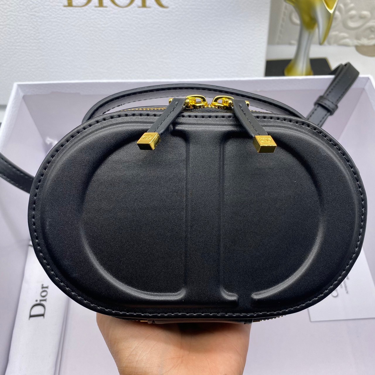 DIOR CD Signature Bag with Strap 17cm / CD OVAL CAMERA BAG / Dior Camera Bag ดีไซส์ใหม่ล่าสุด บ่งบอกถึงความหรู แต่ใช้งานได้โอกาส ใช้ได้ทั้งชายหญิง กระเป๋าสะพายทรงกล้อง ขนาดกะทัดรัด ไซส์สะพายคล่องตัว สีผู้ดีมากๆ