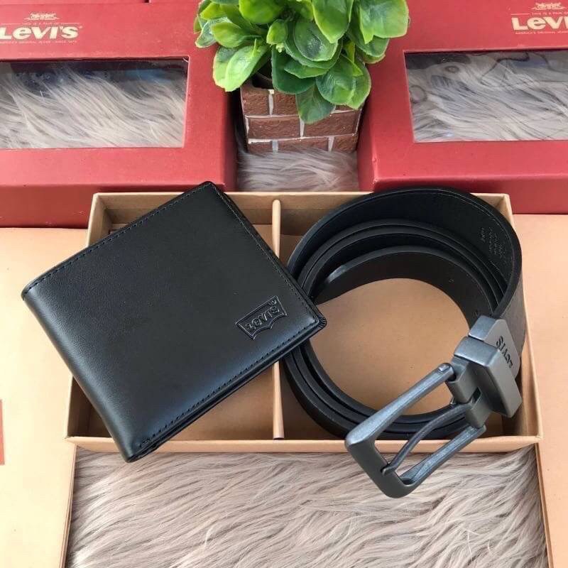 Levi’s Belt and Wallet Gift Set เซทสุดคุ้มทั้งกระเป๋าสตางค์พับสองตอนและเข็มขัดวัสดุหนังคุณภาพดี กระเป๋าสตางค์ปั้มโลโก้ด้านหน้าภายในมีช่องใส่ธนบัตรแยกเป็นสัดส่วนวัสดุคุณภาพดีตามแบบฉบับของแบรนด์เข็มขัดใช้ได้ในทุกโอกาส จัดเซทมาใน Gift Set หรือจะมอบเป็นของขวั