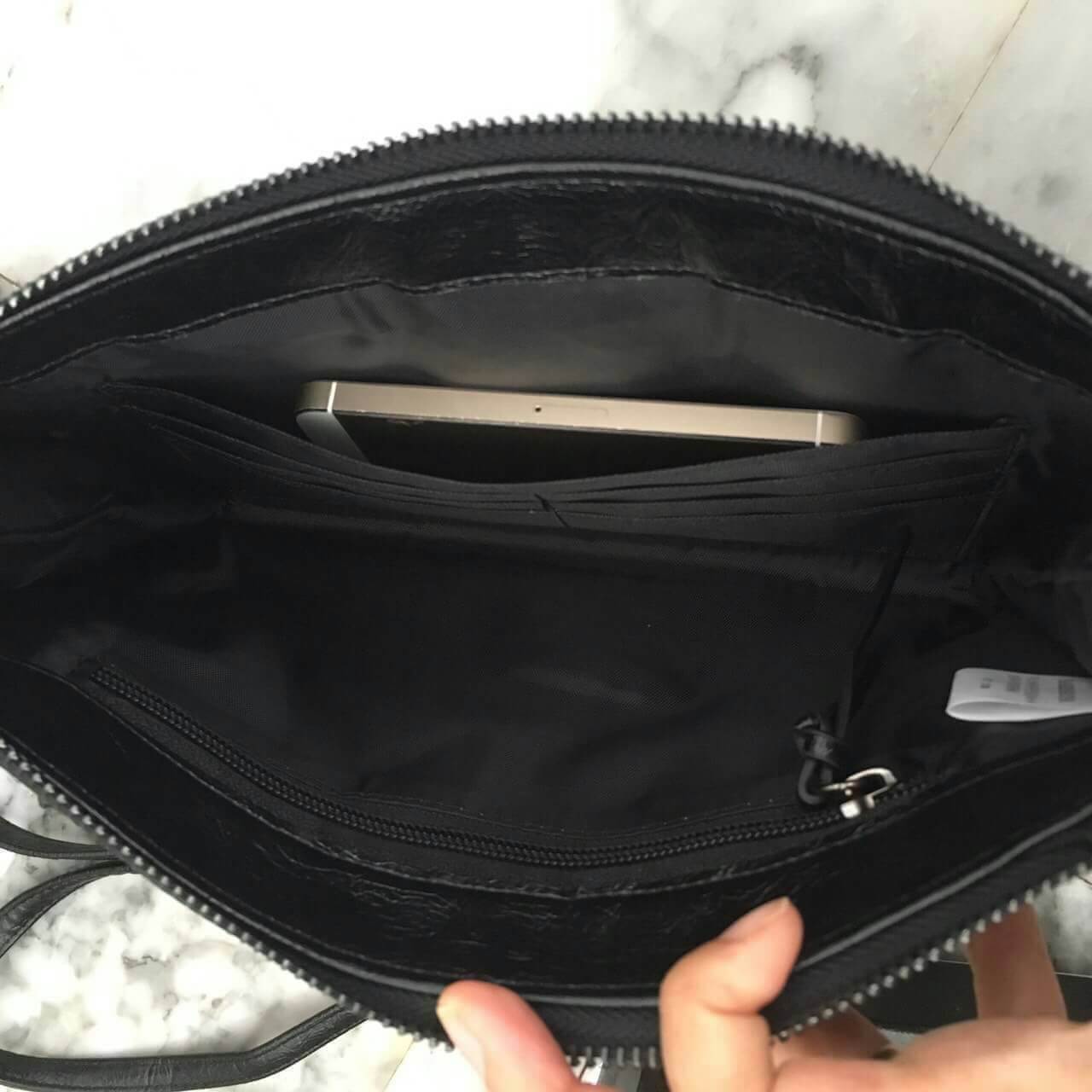 มาตามคำเรียกร้องคะสำหรับ size นี้ รอบนี้ ได้ ของ KEEP BRAND มาคะ รับรองความสวย 😍กระเป๋า KEEP Milan shoulder &clutch bag ตัวกระเป๋าผลิตจากหนังแกะเทียม ลายหนังชัดเจน สวย อะไหล่สีดำเข้ากับกระเป๋าสุดๆคะ จุดเด่นคือ สามารถใช้งานได้แบบ 2 in 1 เลยคะ ถือคล้