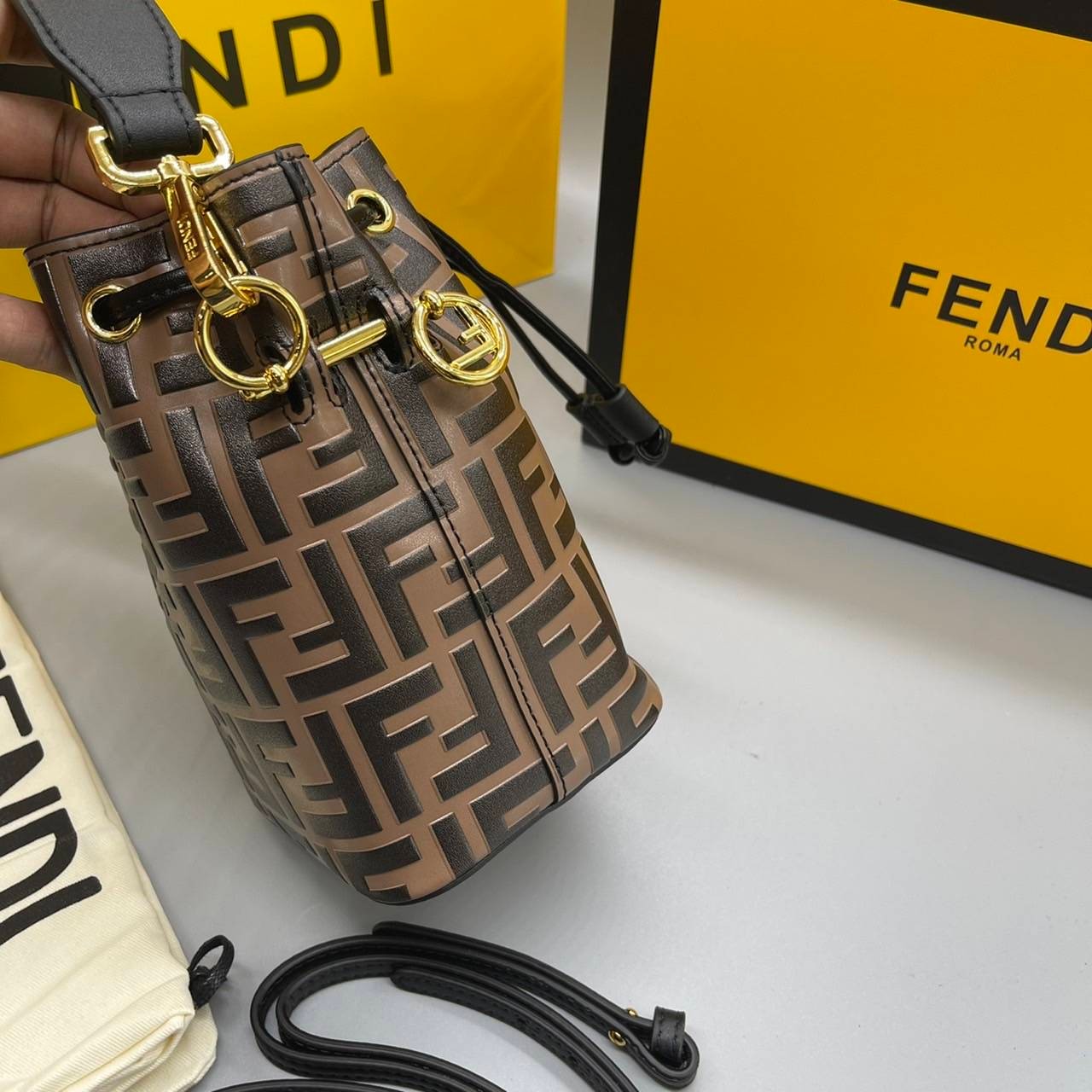 หนังแท้ FENDI Mon Tresor Brown leather mini-bag / FENDI MON TRESOR BUCKET BAG พร้อมส่งที่ไทย ภาพสินค้าถ่ายจากงานขายจริง ใช้งานต่างประเทศได้ค่ะ Small Mon Tresor bucket bag