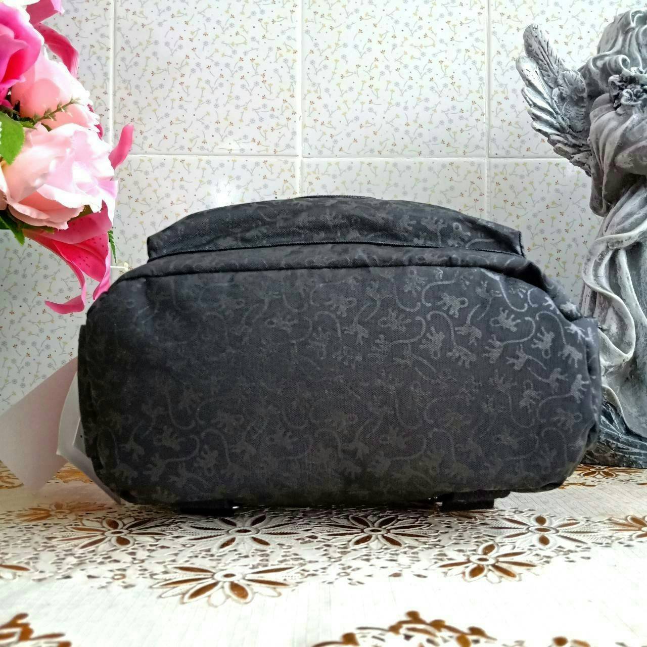 KIPLING 2WAYS MINI BACKPACK 👍กระเป๋าสะพาย2Wayรุ่นใหม่วัสดุ Nylon & Polyester 100% 👍หูหิ้วมีลายปั้มแบรนด์ 👍สายสะพายยาวเลื่อนปรับได้ถอดได้ 👍สามารถถือหรือสะพายได้ จะสะพายไหล่ สะพายเฉียง Crossbody หรือจะคล้องสายเป็นเป้สะพายหลัง