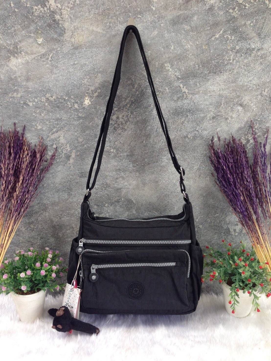 KIPLING Shoulder Bag (K25511) Outlet Hongkong กระเป๋าสะพาย วัสดุ nylon คุณภาพดี กันน้ำ ตามแบบฉบับแบรนด์ แบ่งเป็นช่องซิป 5 ช่อง สามารถใส่ไอแพด กระเป๋าสตางค์ใบยาว และมือถือได้ทุกรุ่นค่ะ จุคุ้มมากๆ น้ำหนักเบา สายสะพายปรับได้ จะสะพายไหล่ หรือ crossbody ได้สบา