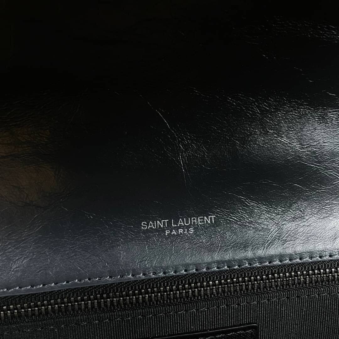 Saint Laurent Niki shoulder bag กระเป๋าสะพายรุ่นโดดเด่นด้วยโครงสร้างทำจากหนังวัว หนังมันเงา นิ่ม งานสวยมากๆ ค่ะ ด้านหน้าประดับโลโก้แบรนด์ และมีช่องสำหรับเก็บของที่หยิบใช้บ่อย ตอบโจทย์การใช้ชีวิตระหว่างวันได้ดีมากๆ สายสพายดีไซน์ได้หลายรูปแบบ แมทกับการแต่งต