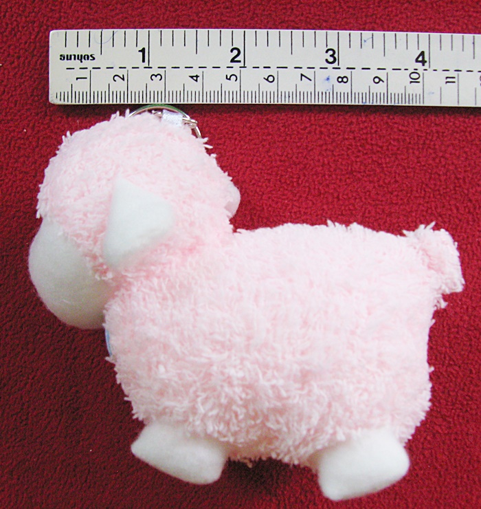 พวงกุญแจตุ๊กตาแกะสีชมพู จากสวนผึ้ง จ.ราชบุรี ค่ะ