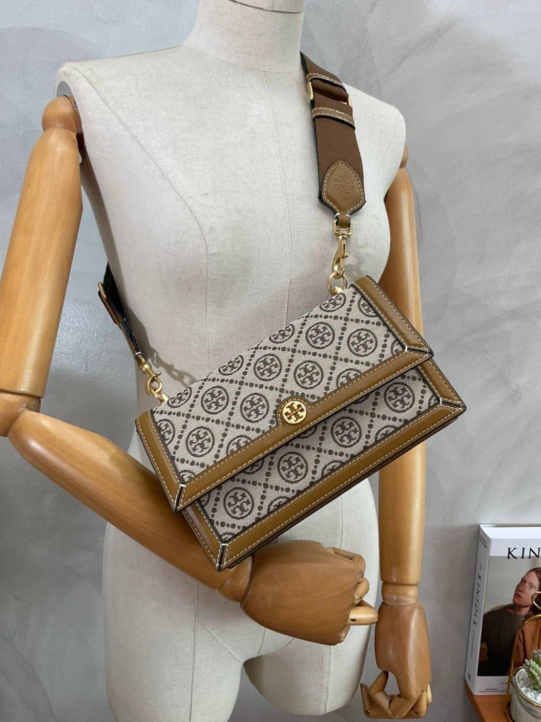 TORY BURCH 81000 MINI T MONOGRAM JACQUARD SHOULDER BAG คอลเลคชั่นฤดูใบไม้ผลิ 2021 กระเป๋าสะพายรุ่นใหม่จาก Tory Burch ดีไซน์สวยคลาสสิค แฝงไว้ด้วยความหรู ลวดลายผ้าแจ็คการ์ด T Monogram บนกระเป๋า Tory Burch นี้ เป็นการยกย่องให้กับงานควิลท์ชาวเพนซิลเวเนียดัตช์