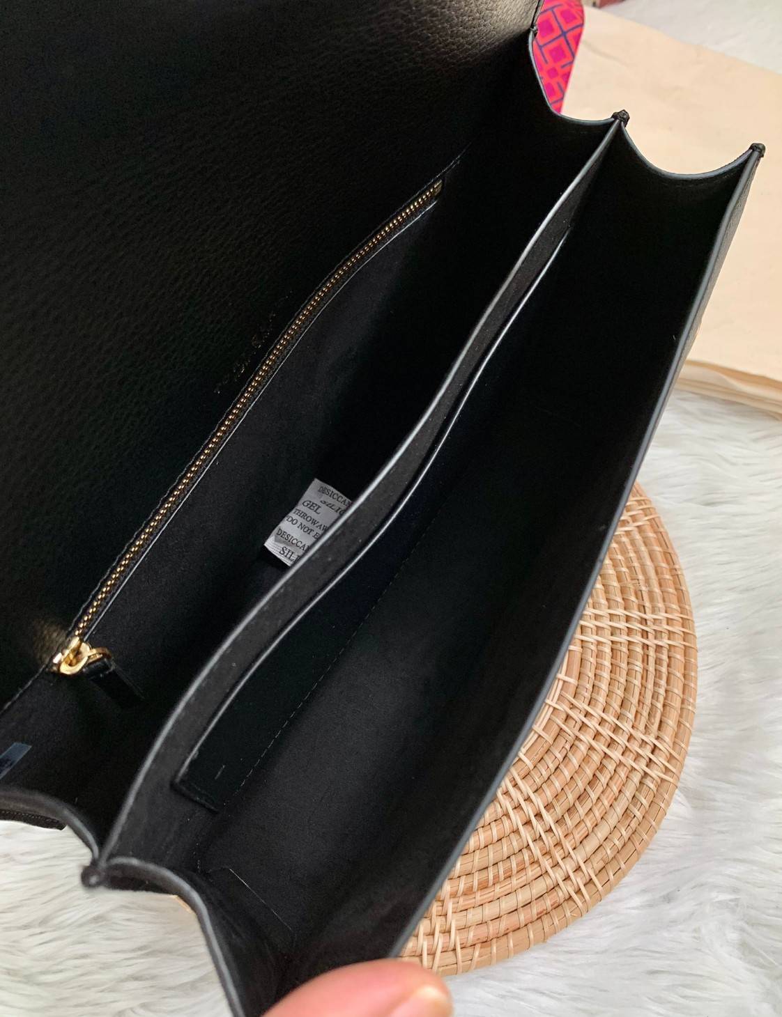 สวยจริงไม่จกตาจ้าา😘 TORY BURCH MILLER SHOULDER BAG BRAIDED STRAP LARGE ((81668)) พร้อมส่งที่ไทย! กระเป๋าหิ้วและสะพายไหล่ได้ในตัว หนังแท้ลายหนังสวยมากๆค่ะ ด้านหน้ามีอะไหล่โลโกแบรนด์ หรู สะพุดตาทีเดียว เปิดปิดกระเป๋าแบบฝาปิด ภายในมีช่องหลักใส่ของ2ช่