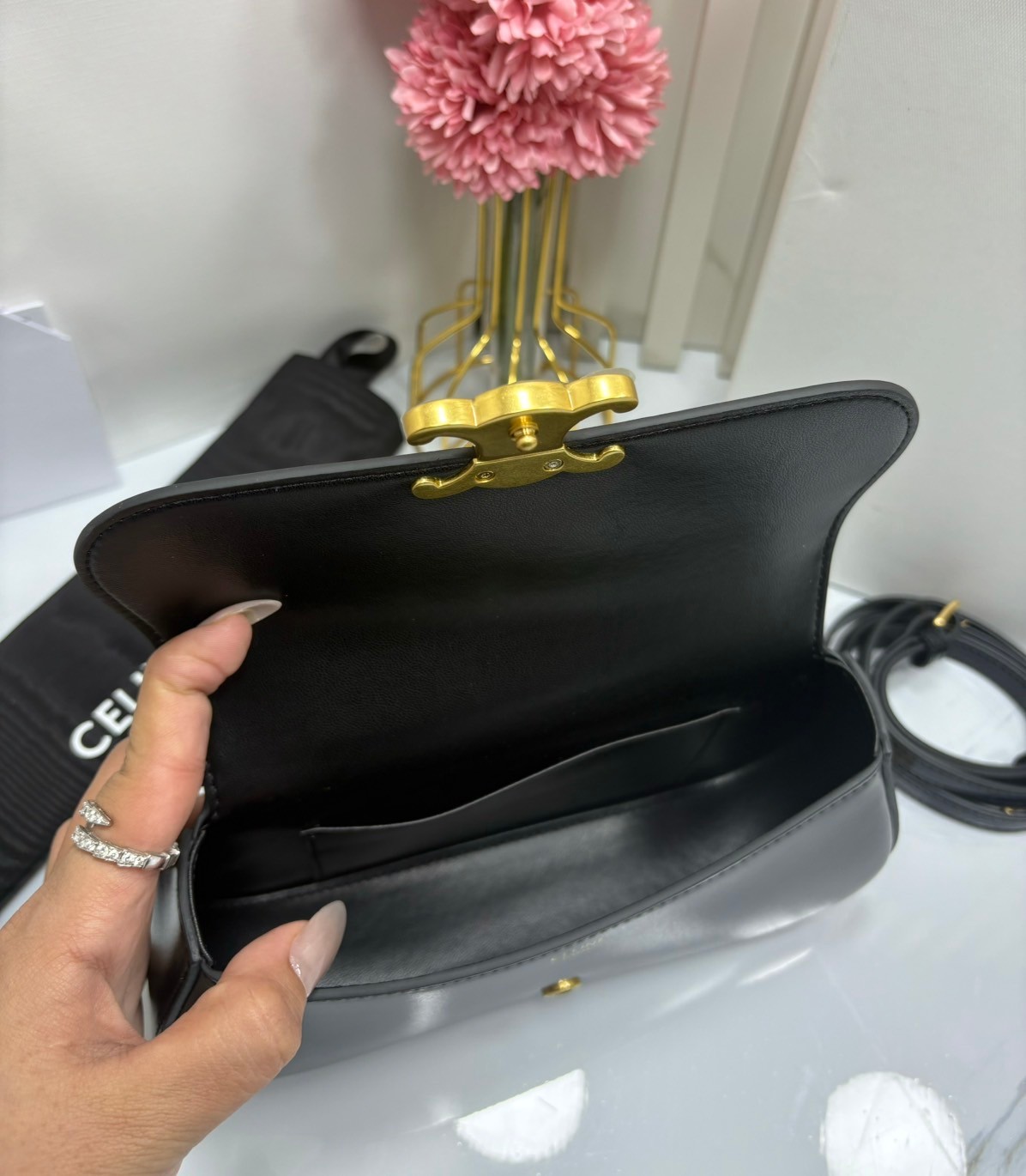 CELINE LOLA TEEN bag in glossy leather กระเป๋าทรงโฮโบรุ่นใหม่ หนังแท้ขึ้นเงาสวยก่อนใคร ดีไซส์ใหม่มุมโค้งมน สวยละมุนเป็นคุณหนูน่าทะนุถนอม