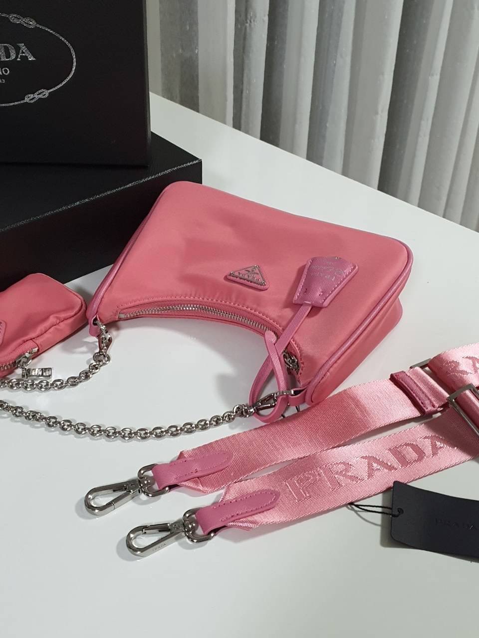 BEST SELLER!! **กำลังมาแรงมากค่ะ กับแบรนด์ PRADA ใบเดียวคุ้มมากค่ะ อุปกรณ์ ครบชุด **ซื้อ1ได้ถึง3ไอเท็ม ทั้งสายยาว และกระเป๋าใส่เหรียญ และป้ายแท็คหนัง อย่างดี **อะไหล่ปั้มแบรนด์แท้ทุกจุด วัสดุทำจากผ้า Nylon อย่างดี กันน้ำได้ อยู่ทรงสวย สามารถใส่กระเป๋าตังค