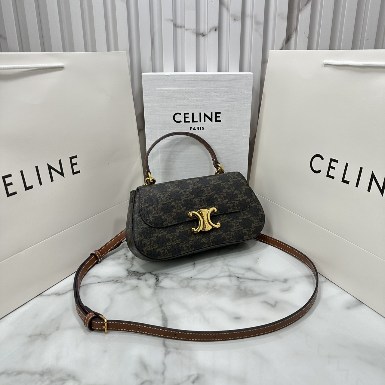 ORI หนังแท้ | CELINE TEEN CELINE LOLA IN shiny calfskin กระเป๋าสะพายทรงคลัช หนังเรียบผิวสัมผัสนุ่มลื่น คอลเลคชั่น Essentials เหนือกาลเวลาสำหรับผู้หญิงและผู้ชาย