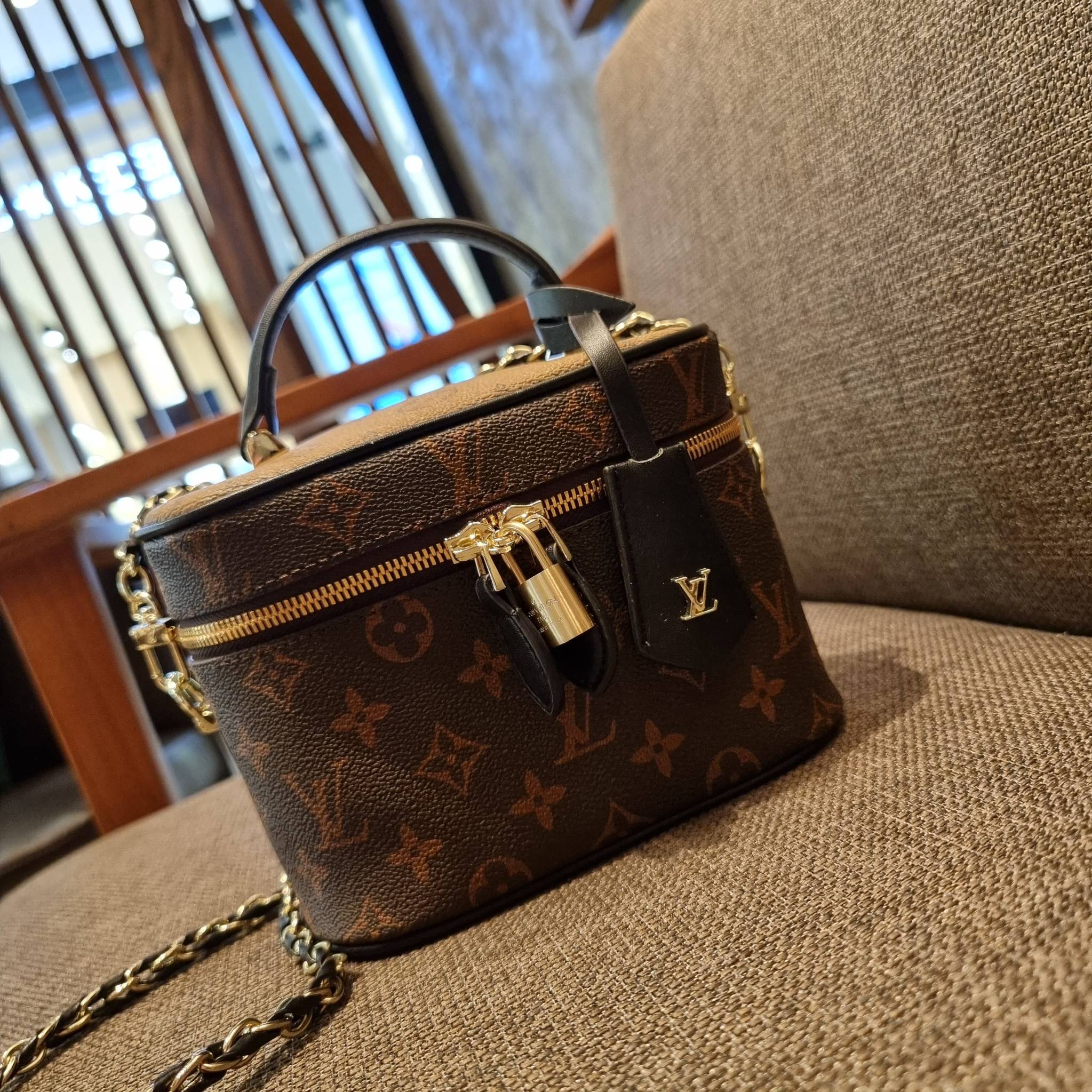 LV EXCLUSIVE VIP COSMETICS GIFT BOX กระเป๋าถือ/สะพาย สวยอยู่ทรง มาพร้อม box set สุดหรู adapt ใช้เป็นกระเป๋าเก็บเครื่องสำอางค์ ถือเชิดๆ หรือสะพายเลิศๆ ไปเที่ยว ไปไหนๆก็ดูแพง!! สวยจริงจัง!! พิเศษ!! มาพร้อมแม่กุญแจล็อคครบชุด และพวงหนังห้อย คุ้มมากๆแม๊!! ทุกด