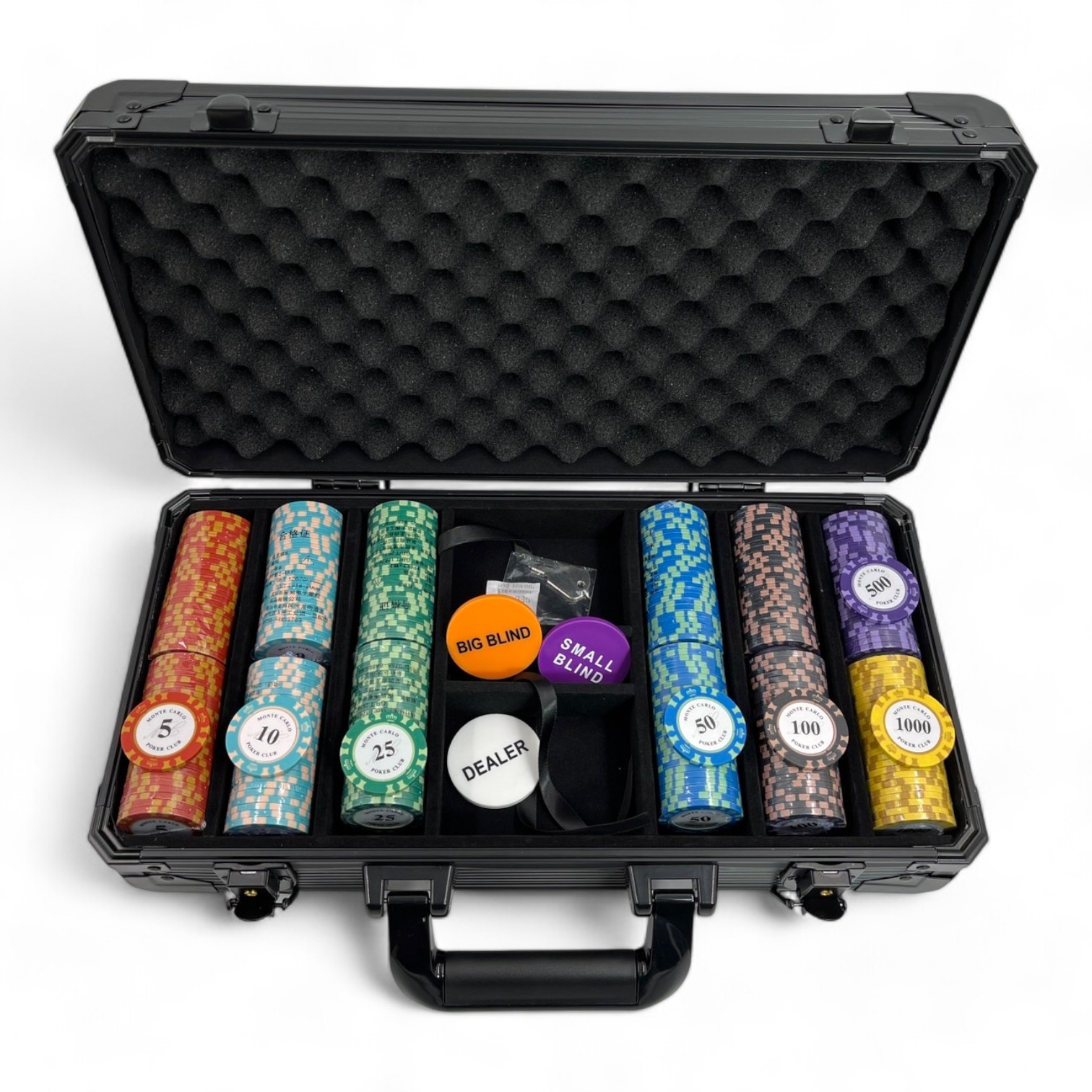 ชุดกระเป๋าสีดำทรงหนาพร้อมชิพโป๊กเกอร์MONTE CARLO จำนวน300 เหรียญและแผ่นปูรอง10คนลายเขียวดำและอุปกรณ์อื่นๆ