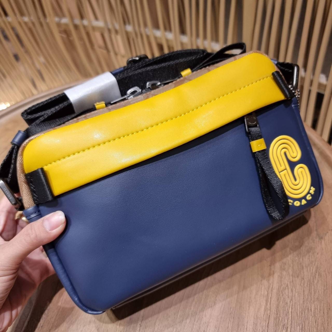 COACH EDGE CROSSBODY WITH CAMO PRINT ((2381, 2373)) ความเท่ never die!! กระเป๋าครอสบอดี้ทรงยอดฮิต ที่หนุ่มๆไม่ควรพลาด รูปทรงดีไซน์คลาสสิค ใช้งานง่าย วัสดุหนังแท้ตกแต่งตาข่ายพร้อมลายพริ้นท์ด้านหน้า สุดคูล!! ตัวกระเป๋ามีซิปหลัก และซิปด้านหน้า พร้อมช่องแยกด้