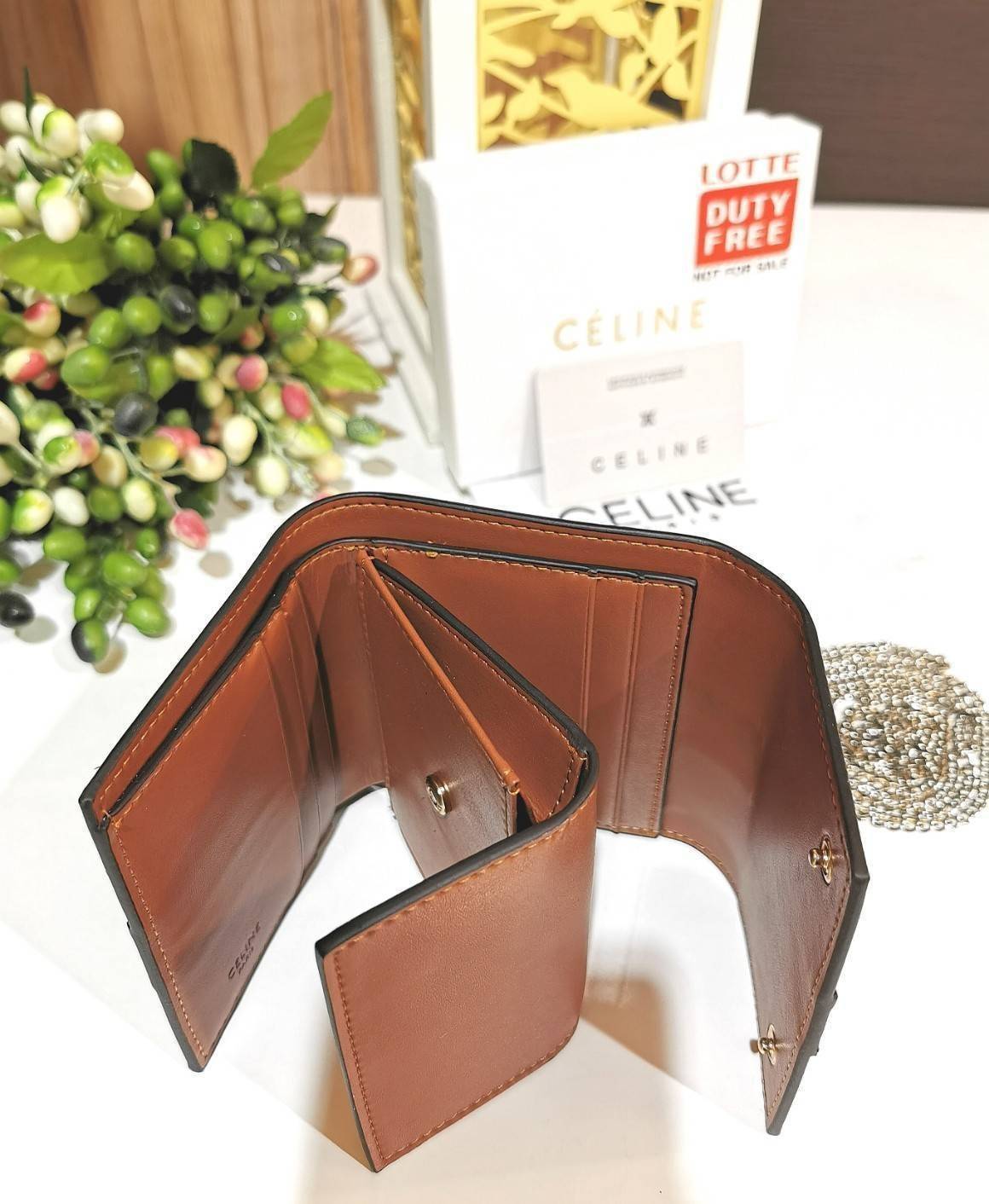 CELINE WALLET BAG WITH CHAIN VIP GIFT WITH PURCHASE (GWP) พรีเมี่ยมกิ๊ฟ Limited จาก CELINE HAUTE PARFUME DUTYFREE COUNTER วัสดุ Triomphe Canvas หนังสวยอยู่ทรงปั้มโลโก้ด้านหน้าเปิดปิดฝาพับกระดุม ภายในมีช่องแบ่งหลายช่อง มีช่องใส่บัตรห