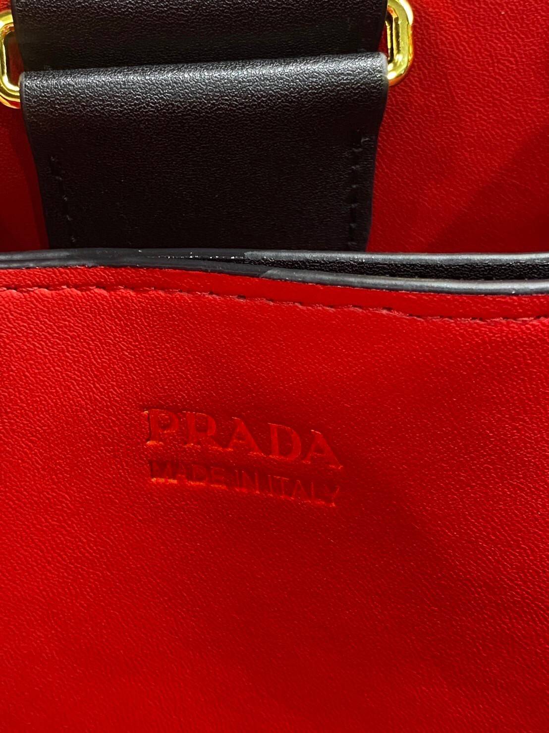 22cm Medium Prada Panier Saffiano Leather Bag / PRADA Saffiano Bucket Bag กระเป๋าสะพายทรง bucket ไซส์ใหญ่ ตอบโจทย์กับไลฟ์สไตล์คนรุ่นใหม่ที่ชอบพกพาของเยอะ ภายในโล่งกว้าง ใส่ของสำคัญได้เลย รีบจับจองกันน้า ราคาสุดคุ้มแบบนี้ ตำเลย!