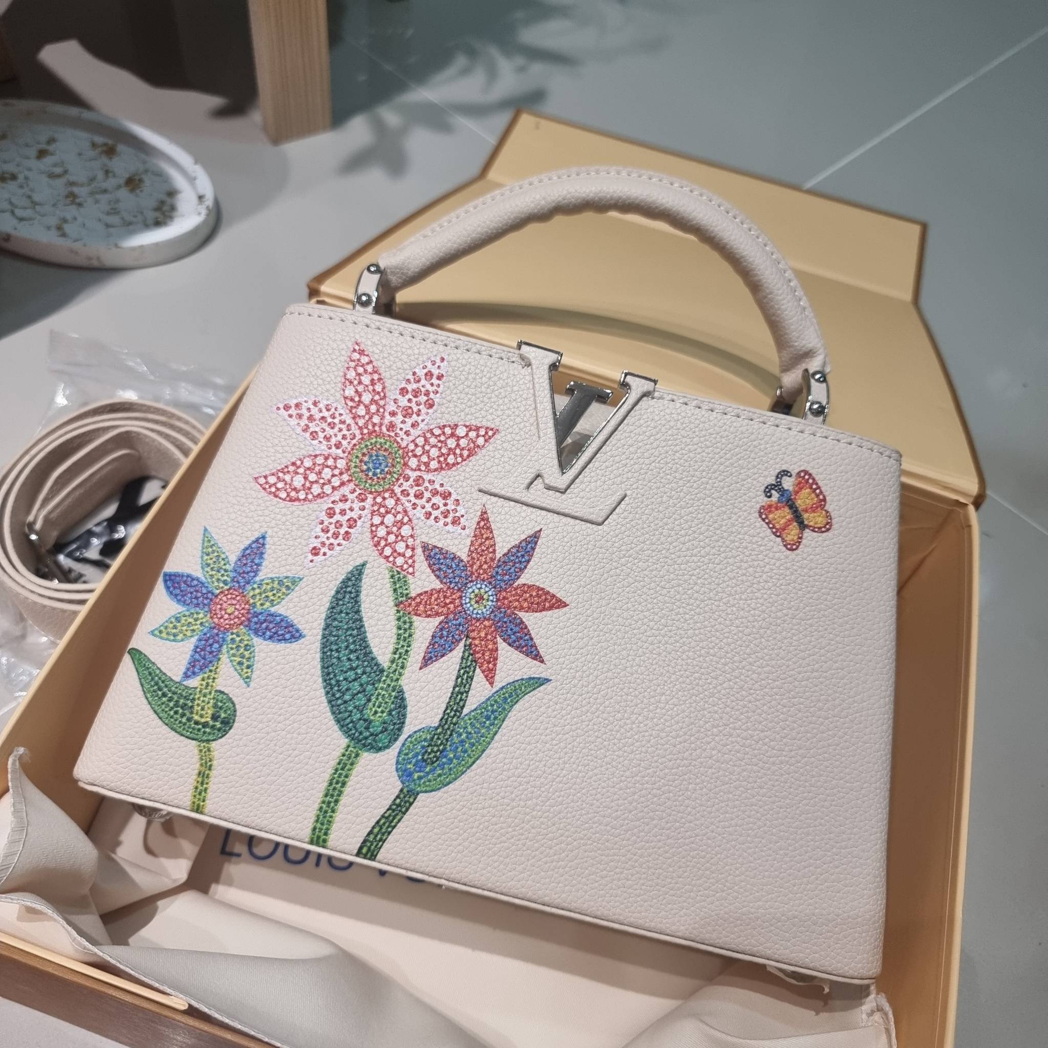 LV x YK Capucines BB / LV Bag พร้อมส่ง กระเป๋าถือสุดหรู ดีไซน์ทรงคลาสสิค ดีงามม้ากกกก!! มาพร้อมหูจับในตัว ด้วยรูปทรงวินเทจ งานปั้มสวยเป๊ะปังตามรูป **รอบนี้จัดราคาพิเศษสุดคุ้ม งานสวยเกินราคาค่ะ