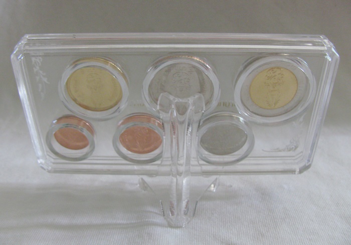 ชุดเหรียญกษาปณ์รุ่นแรกรัชกาลที่10พร้อมขาตั้งโชว์(เหมาะสำหรับมอบเป็นของขวัญ)ค่ะ