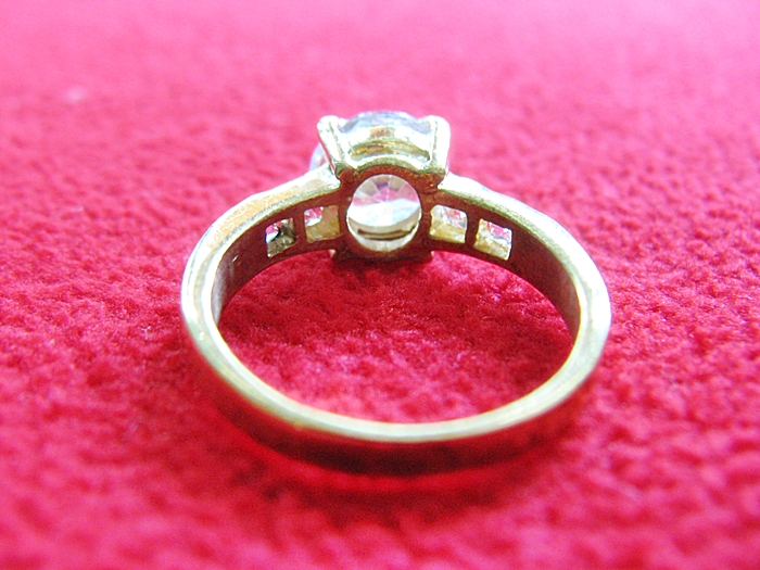 สินค้าหมดค่ะ แหวนเพชรทองเหลือง แบบ5(เพชรกลมใหญ่1เม็ด ข้างๆเพชรเล็กข้างละ2เม็ด)ค่ะ