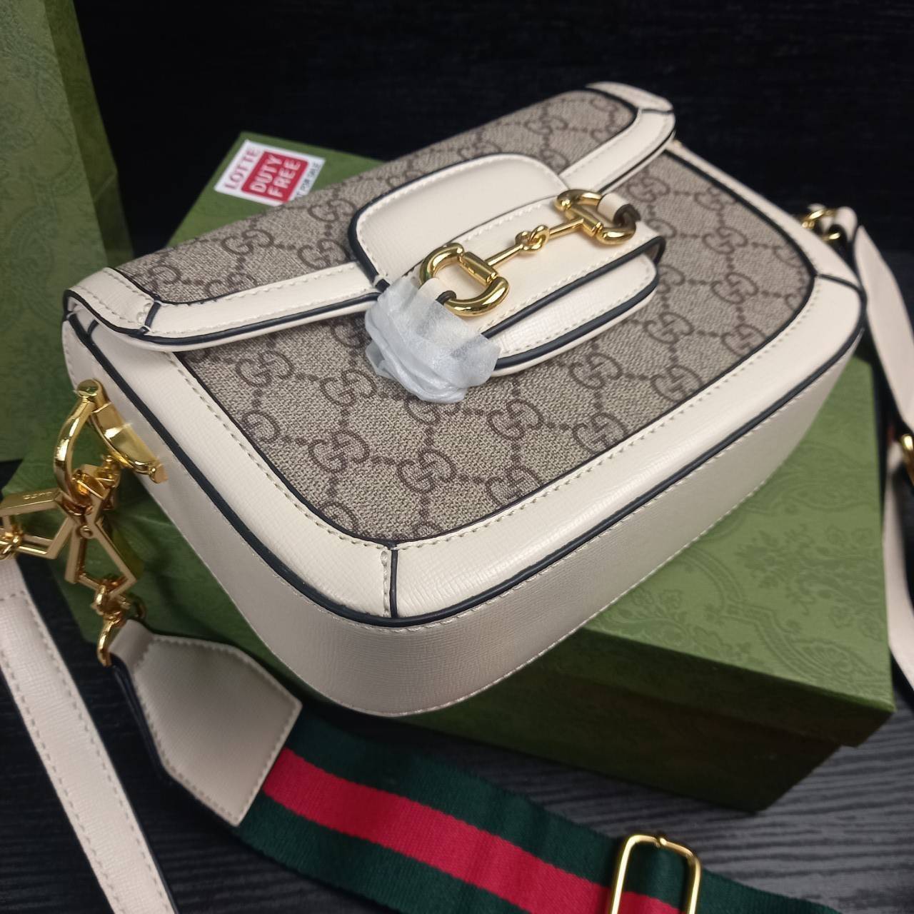 GUCCI HORSEBIT 1955 MINI BAG กระเป๋า crossbody รุ่นฮิต สุดหรูหรา คลาสสิค จุของสำคัญได้เยอะ มาพร้อมสายสะพายยาว 2 เส้น สามารถ ปรับระดับได้ ถอดออกได้ รุ่นนี้ใช้งานดีมาก บอกต่อกันถึงที่สุด ใช้ได้ทุกโอกาส เป็นอีกรุ่นที่โดดเด่นมากๆ