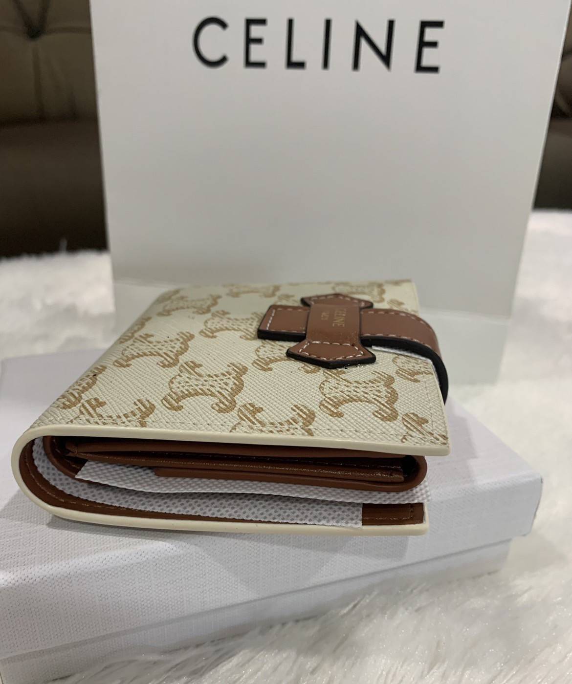 CELINE SHORT WALLET VIP GIFT WITH PURCHASE (GWP) พรีเมี่ยมกิ๊ฟ Limited จาก CELINE HAUTE PARFUME DUTYFREE COUNTER วัสดุ Triomphe Canvas หนังสวยอยู่ทรง ประดับโลโก้แบรนด์ที่ด้านหน้า ขนาดกำลังดี จับถนัดมือ เปิด-ปิดฝาพับกระดุม ภายในมีช่องแบ่งหลายช่อง มีช่องใส่