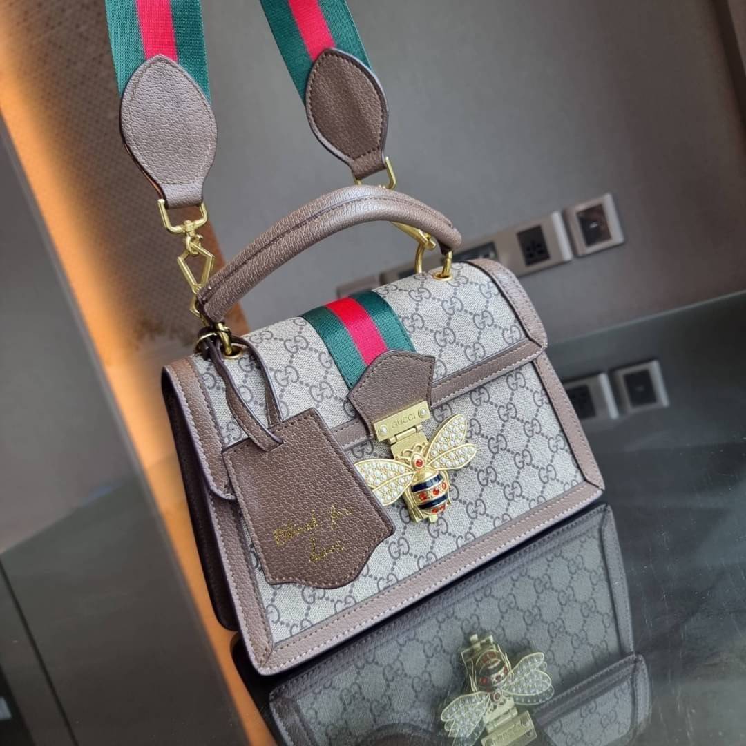 VIP 】กลับมาแล้วจ้า อีกรุ่นพรีเมี่ยมกิ๊ฟสุดฮิต!! หรู ดูผู้ดี!! GC CROSSBODY STRAP BAG WITH GWP กระเป๋าสะพายข้าง ดีไซน์สวย โดดเด่นไม่ซ้ำใคร วัสดุหนังแคนวาส เปิด-ปิดด้วยตัวกดล็อครูปผึ้ง (ผึ้ง) น่ารักมากๆ!! แถมฟรี!! แท็กพวงหนังห้อยเก๋ๆ ภายในกระเป๋าเป็นช่องโล่