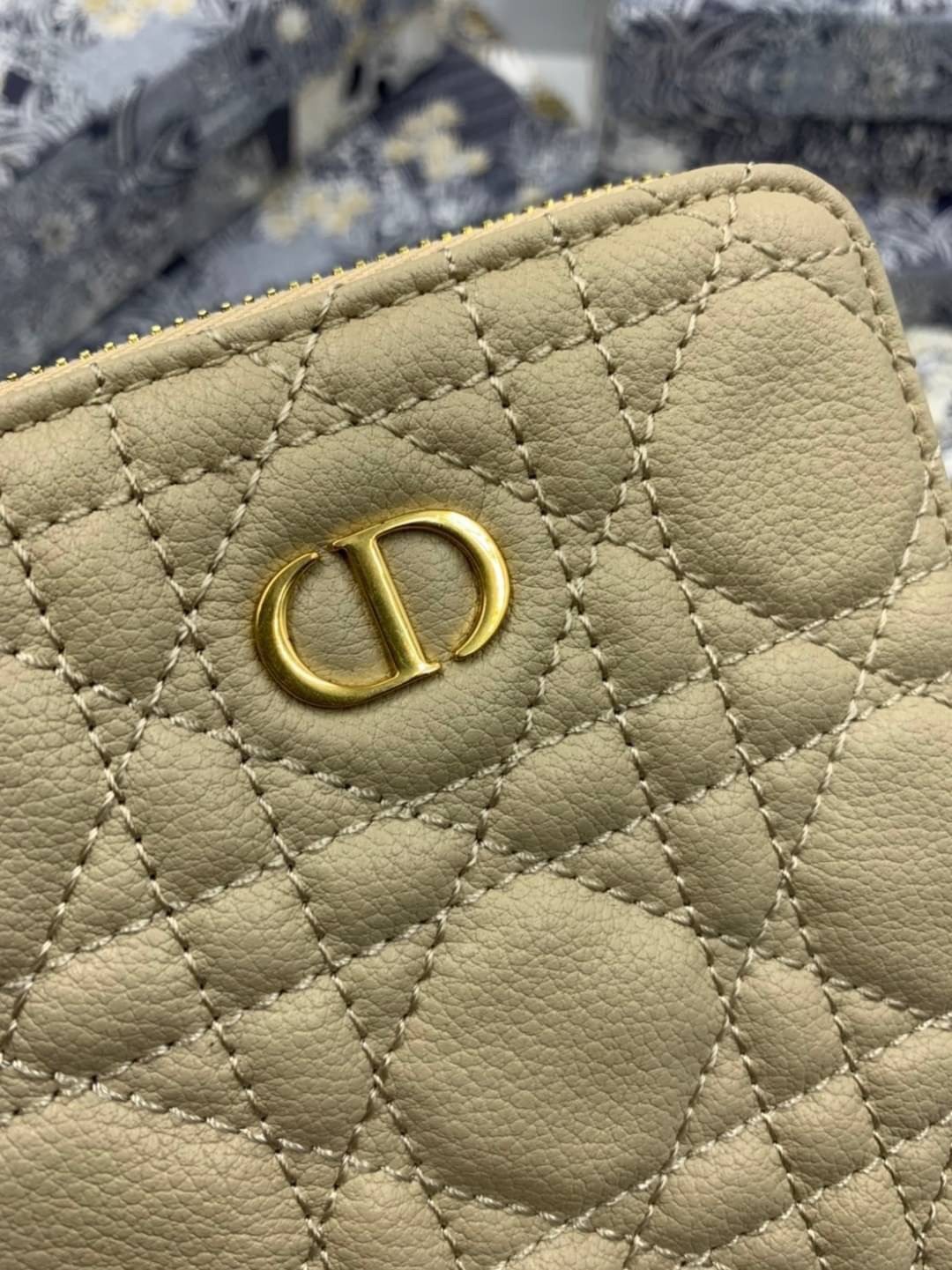 VIP 】CHRISTIAN DIOR PHONE BAG 2 in 1 DOUBLE BAG กระเป๋าเซ็ท 2 ใบ มีสายสะพายข้าง ถอดออกใช้งานได้ ถือว่าคุ้มมากๆเลยค่ะ สามารถใช้งานแยกกันได้ ใส่สายสะพายหรือ ถือได้ วัสดุหนังแท้ สวยงามนุ่มฟู น่ารักมากๆ เลยน้าาา