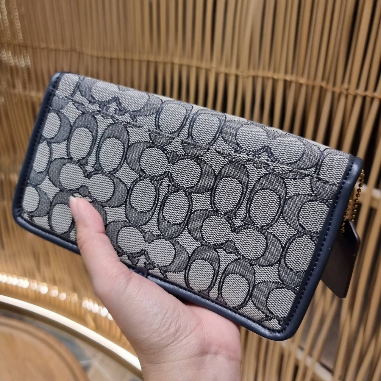 COACH C3824 FOLDOVER CROSSBODY CLUTCH IN SIGNATURE JACQUARD คลัทช์เก๋ๆที่สาวๆตามหา 2IN1 ไปอีกหนึ่ง!! กระเป๋าสะพายทรงคลัชท์ ใช้งานได้ถึง 2 แบบ จะพกเดี่ยวๆแทนกระเป๋าสตางค์ หรือคล้องสายสะพายข้าง สะพายชิคๆคูลๆ ก็ได้อีก มันดีงามมากทุกสี เพราะความละมุนของผ้า ja