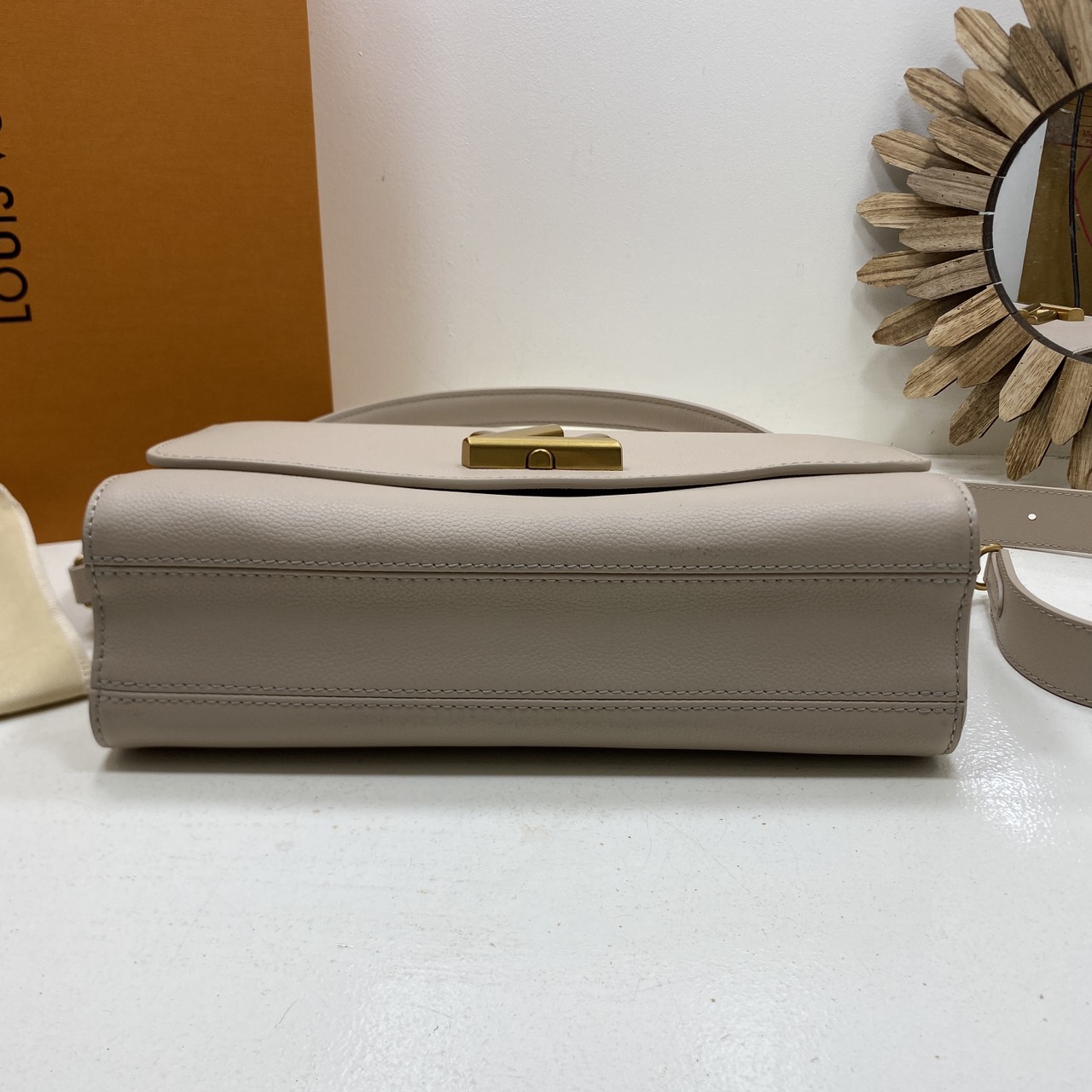 TOP ORI หนังแท้ | เกรดดีสุด LV Soft Twist Handbag กระเป๋าถือสุดไอคอนิก ถือเป็นกระเป๋าคู่ใจที่สมบูรณ์แบบสำหรับทุกวัน โดยผสมผสานแฟชั่นเข้ากับความสบาย