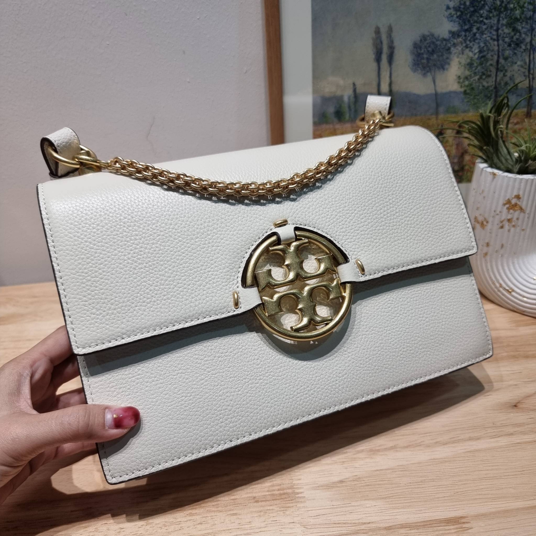 TORY BURCH MILLER SHOULDER BAG / Tory Burch Bag รุ่นยอดนิยม รุ่นหายาก รุ่นที่สาวๆตามหา ใบนี้เลย!! สวยหรู ผู้ดีทุกสี กระเป๋าสะพายไหล่ ดีไซน์อยู่ทรง คลาสสิคแฝงความหรูด้วยโลโก้สีทองอร่ามโดดเด่น