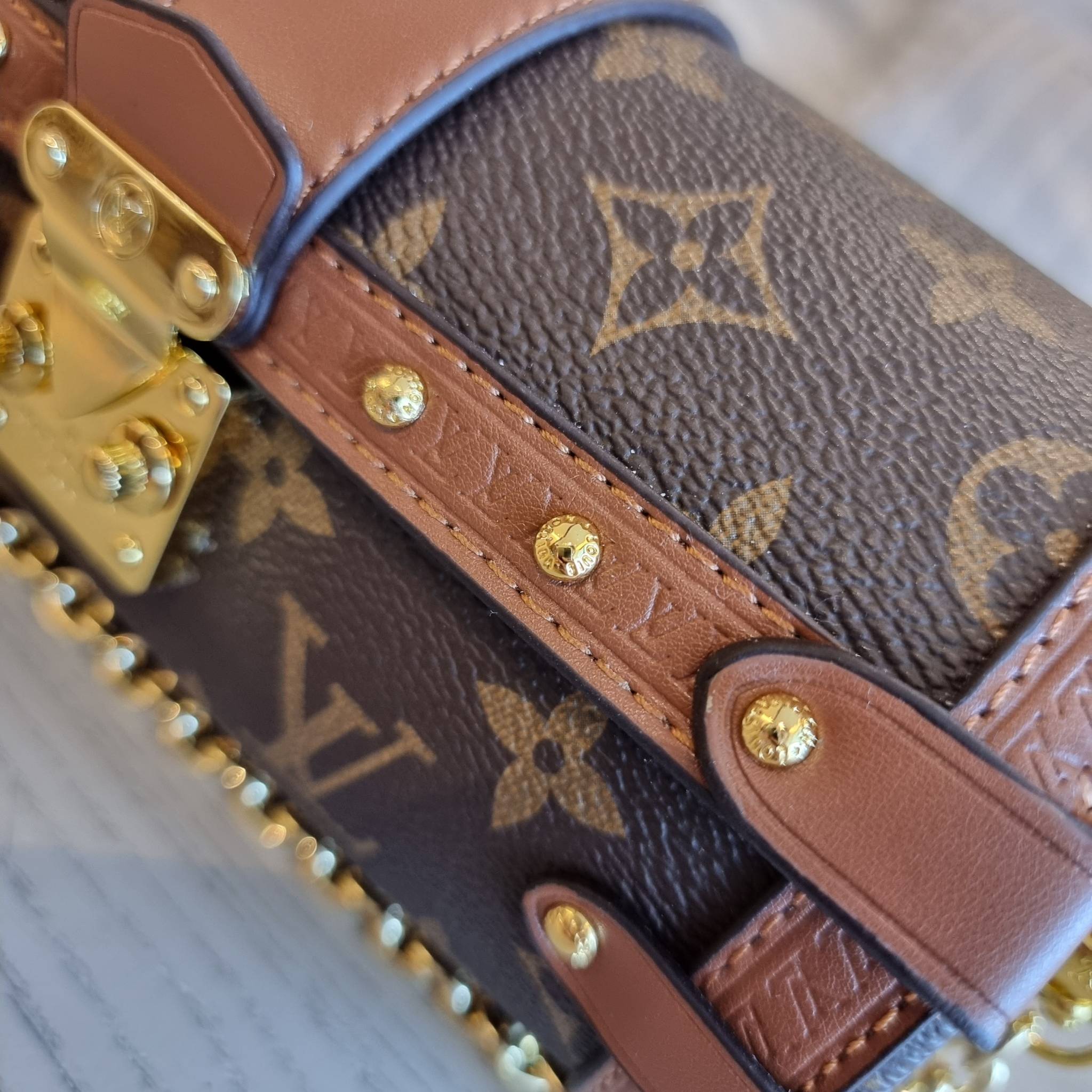 LV PAPILON TRUNK BAG กระเป๋าทรงสวย ดีไซน์หรู ไม่เหมือนใคร มีสายมาให้ 2 เส้น สายโซ่และสายหนังสปอร์ตเส้นใหญ่ วัสดุหนังแคนวาส เปิดปิดด้วยตัวกดล็อค ภายในโล่งกว้าง ใส่ของได้สบายๆที่สำคัญ ใบจริงสวยสุดคุ้ม งานหายาก ที่ไม่อยากให้สาวๆพลาดกันจ้า มาพร้อม box set ให้