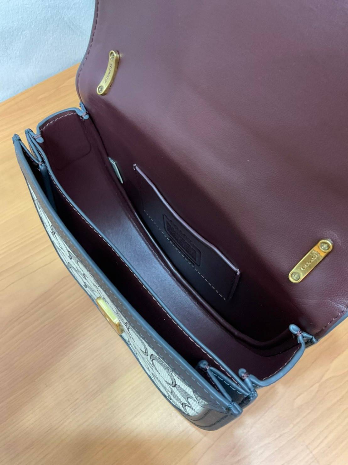 COACH ALIE SADDLE BAG IN SIGNATURE JACQUARD (C4694//C3464) New item!! กระเป๋าสะพายทรง saddle ดีไซน์วินเทจย้อนยุค แฝงความหรูในตัวด้วยอะไหล่สีทองเหลือง โดดเด่นไม่ซ้ำใครแน่นอน วัสดุผ้า jacquard สลับหนังแท้ ภายในเป็นช่องโล่ง มาพร้อมสายสะพายครอสบอดี้ ที่สามารถ