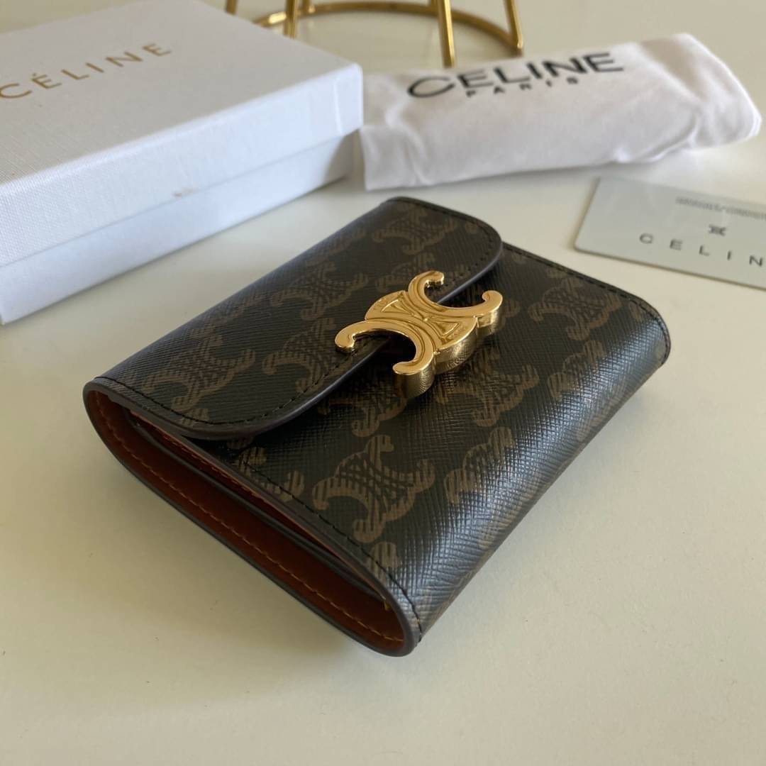 พรีเมี่ยมกิ๊ฟแท้ 100% 】CELINE SMALL TRIOMPHE WALLET IN SHINY SMOOTH LAMBSKIN VIP GIFT WITH PURCHASE (GWP) พรีเมี่ยมกิ๊ฟ Member Gift Limited Edition จาก CELINE HAUTEPARFUME COUNTER กระเป๋าสตางค์งานดี งานสวยสุดๆๆๆ มี 3พับ ขนาดกะทัดรัด รุ่นนี้คลาสสิคมากค่ะ