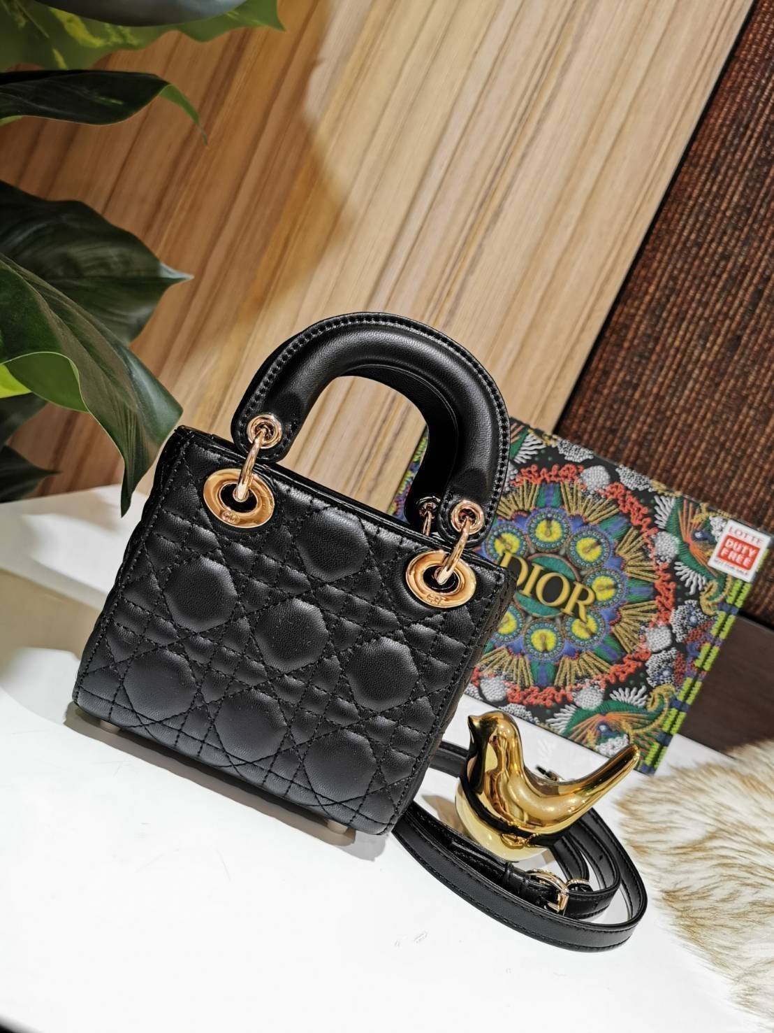 CHRISTIAN DIOR MINI BAG VIP GIFT WITH PURCHASE (GWP) พรีเมี่ยมกิ้ฟ Limited Edition จาก DIOR DUTYFREE COUNTER วัสดุหนังแท้ Calfskin ทรงเหลี่ยมหนังสวยหรูอยู่ทรงขึ้นลายเอกลักษณ์แบรนด์ ประดับTAGห้อยโลโก้แบรนด์อะไหล่ทองด้านหน้า เปิดปิดด้วยฝาปิด ภายในโล่งมีโลโก