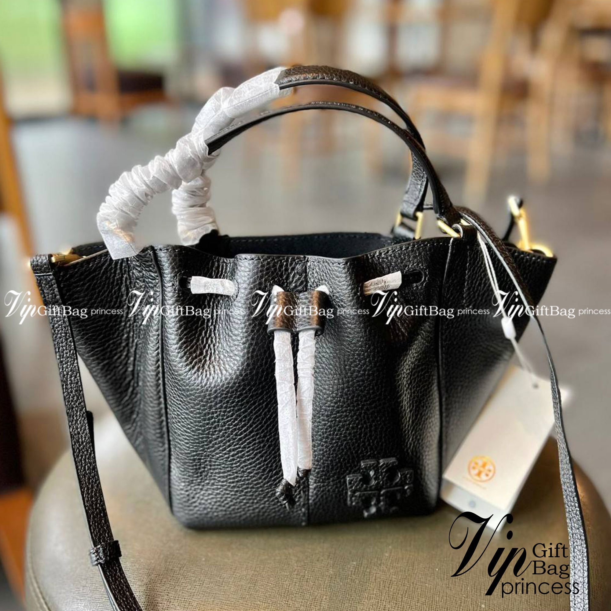 TORY BURCH MCGRAW DRAGONFLY MINI SATCHEL ((90474)) พร้อมส่งที่ไทย แนะนำต้องมีติดตัว สวยมากๆ! กระเป๋าหิ้วหรือสะพายข้างได้ หนังแกะนิ่มสวย อย่างดีเลยค่ะ ดีเทลด้านหน้าแบบหูรูด ปากกระเป๋าเปิดปิดแบบกระดุมแปลก ภายในโล่งกว้าง ใส่ของได้ครบครันหายห่วงค่ะ; มีช่องให้