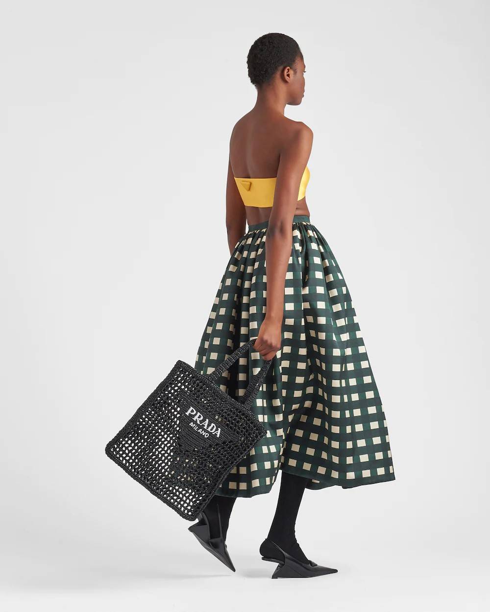 PRADA RAFFIA TOTE BAG สวยไม่ซ้ำใคร สไตล์บีช เหมาะมากกับการสะพายไปเที่ยวทะเล หรือจะใช้ในวันสบายๆก็ตอบโจทย์ กับกระเป๋าสะพายสานใบใหญ่ ตัวกระเป๋าเป็นวัสดุสังเคราห์จากธรรมชาติ