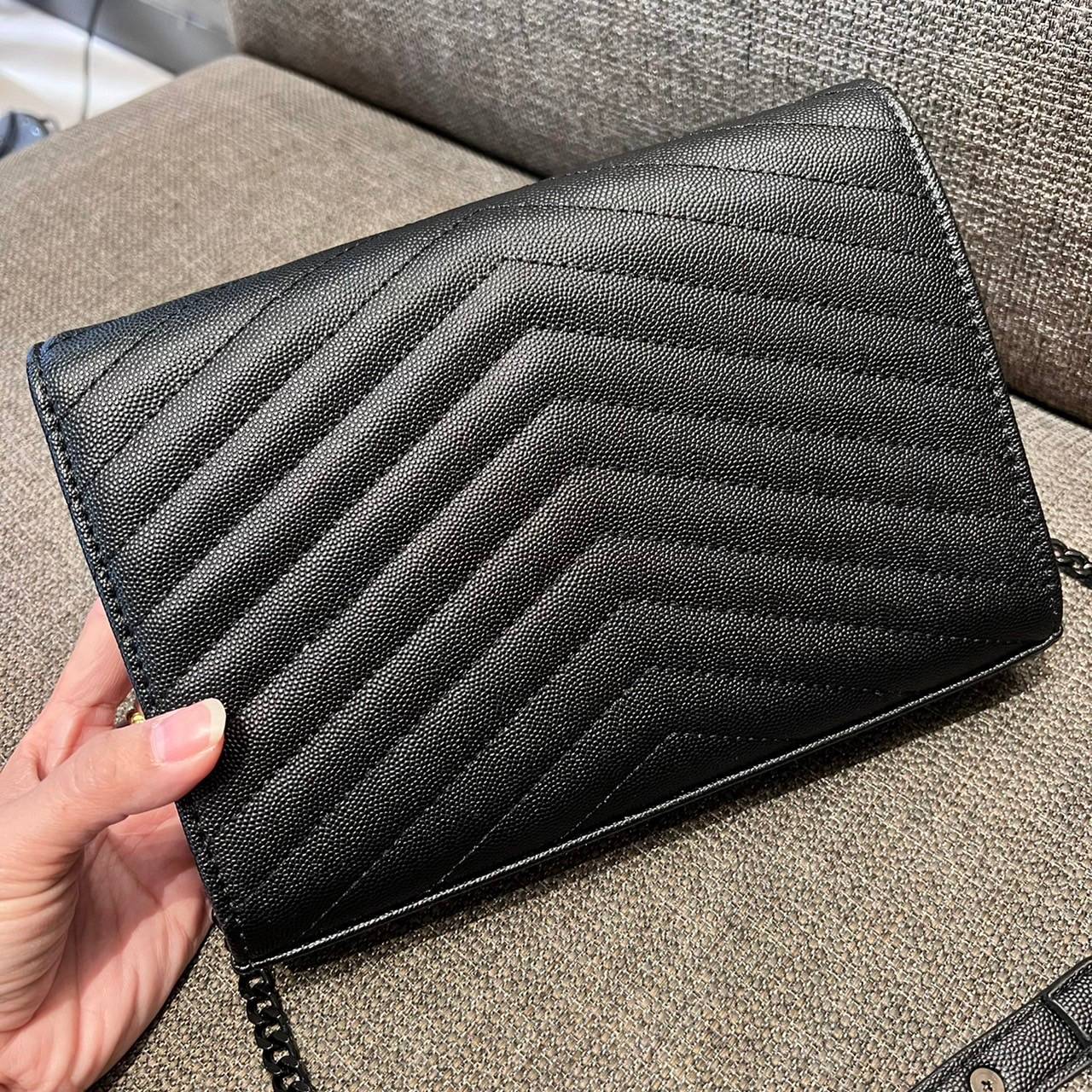 ไม่เคยผิดหวังจริงๆ!! กับรุ่นที่สาวๆรู้กัน Yves Saint laurent clutch bag with chain กระเป๋าสะพายทรง woc สุดฮอต ดีไซน์เรียบหรู โดดเด่นด้วยโลโก้ด้านหน้า เพิ่มดีเทลความผู้ดี วัสดุหนัง pepble ทนทาน ใช้งานง่ายเพียงแค่เปิด-ปิดด้วยกระดุมแม่เหล็ก ภายในแบ่งสัดส่วนไ