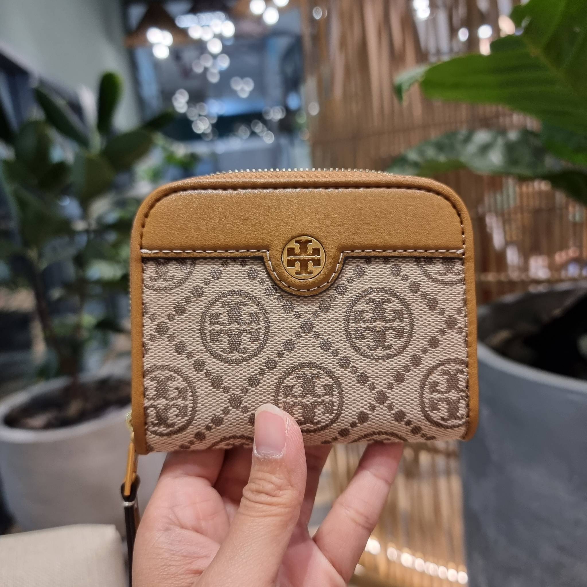 TORY BURCH T MONOGRAM ZIP COIN CASE จัดไปเลยจ้า กับกระเป๋าสตางค์รับทรัพย์ ใบสั้น สวยหรู ขนาดเหมาะมือ ถือแล้วขับผิว วัสดุผ้า jacquard ตัดสลับหนังแท้ รูดเปิด-ปิดด้วยซิป ภายในมีช่องใส่บัตร ใบนี้ใส่เหรียญ ใส่ธนบัตรได้ (พับ) พกพาได้สะดวก ไม่กินพื้นที่กระเป๋าใบ
