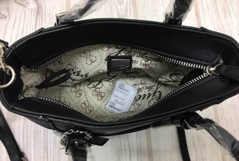 GUESS SAFFIANO MINI CROSS BODY BAG กระเป๋าถือหรือสะพายรุ่นยอดนิยมจาก GUESS หนัง Saffiano สวยอยู่ทรงสไตล์ PRADA ขนาดกำลังดีน้ำหนักเบา ด้านหน้าประดับโลโก้แบรนด์ พร้อมพวงกุญแจโลโก้แบรนด์ห้อยที่หูกระเป๋าสามารถถอดเเยกใช้ได้ เปิดปิดด้วยซิปสะดวกใช้ ภายในมีโลโก้ 