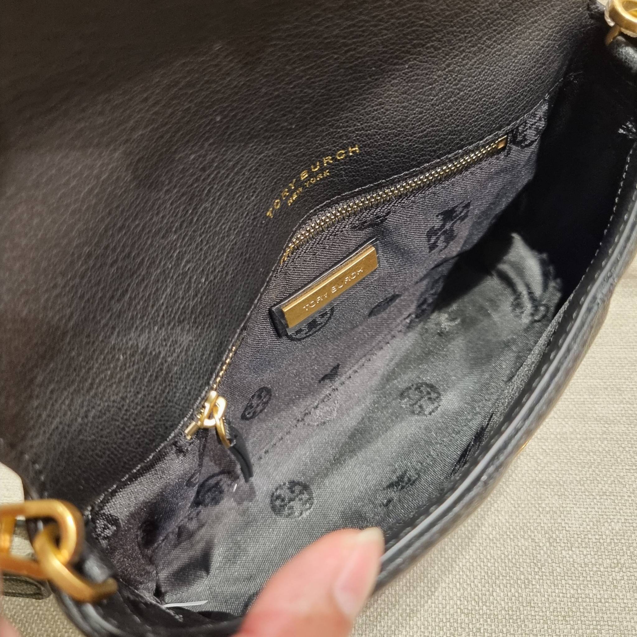 TORY BURCH WILLA MINI SHOULDER BAG ใหม่ล่าสุด พร้อมเสิร์ฟไม่ต้องรอพรีฯ กระเป๋าสะพายดีไซน์เลิศ ทรงสวย กะทัดรัด สะพายคล่องตัว ดีไซน์บุนวม เส้นคมสวยหรู